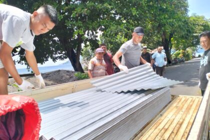 Pemkab Sitaro salurkan ribuan lembar seng untuk korban erupsi Gunung Ruang di Tagulandang