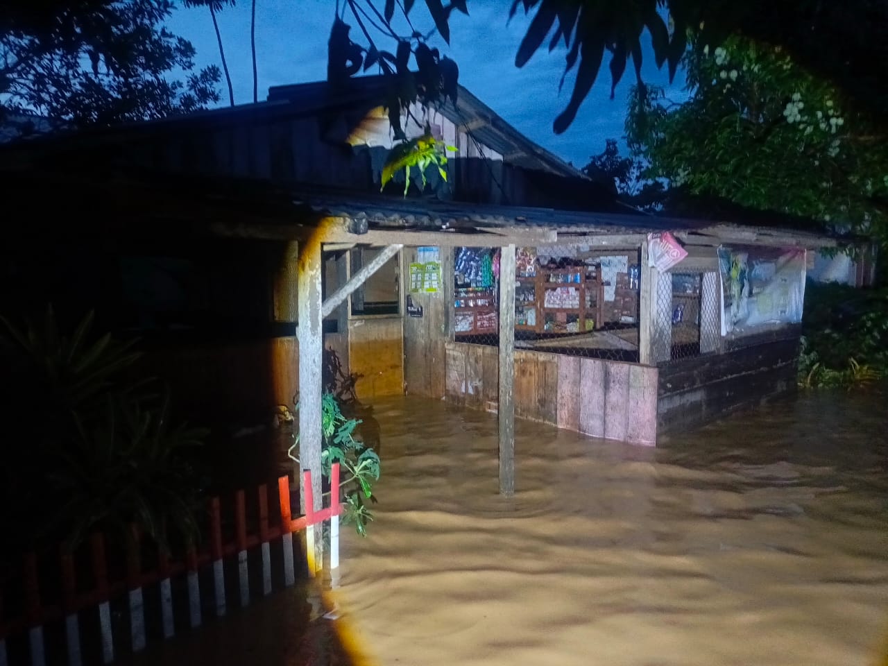 Hujan deras picu banjir di Bolmong, satu rumah hanyut dan belasan rusak