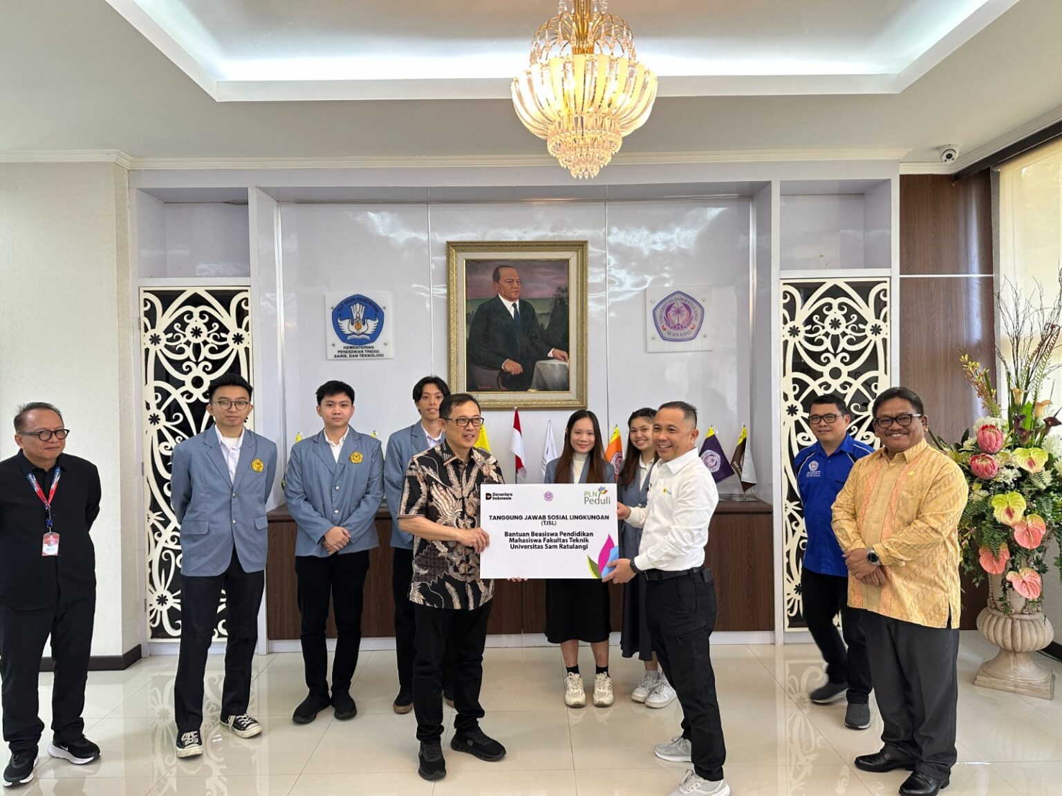 PLN salurkan beasiswa untuk 5 mahasiswa Fakultas Teknik Unsrat