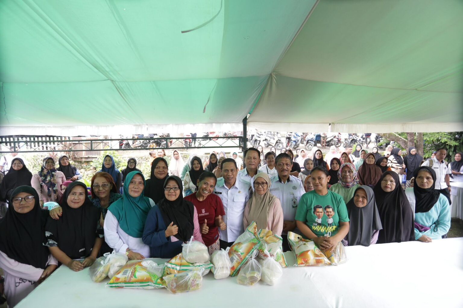 Ditinjau langsung Wali Kota Kotamobagu, warga Pontodon antusias hadirnya Pasar Murah