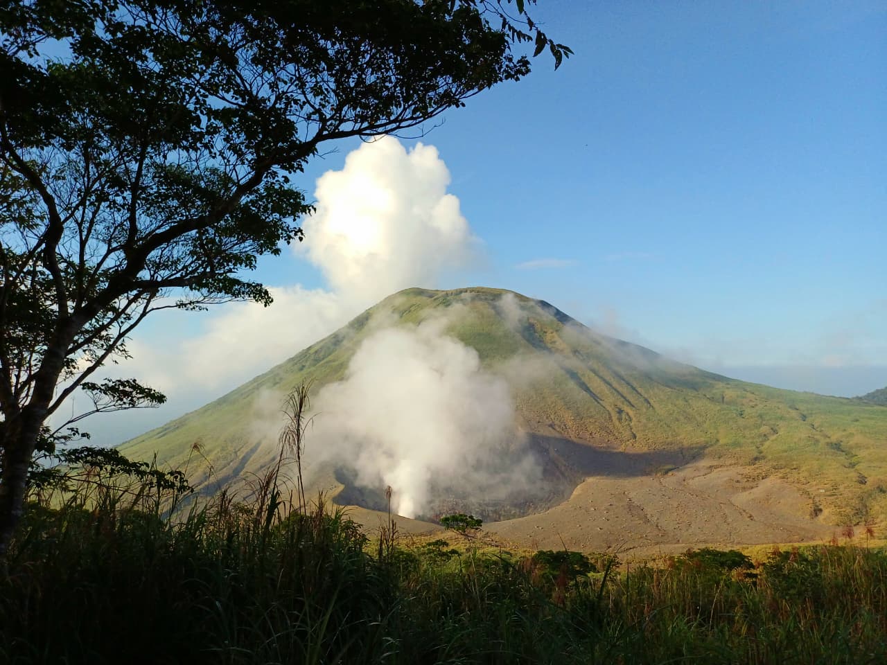 Gunung Empung dan ruang kontemplasi pagi hari