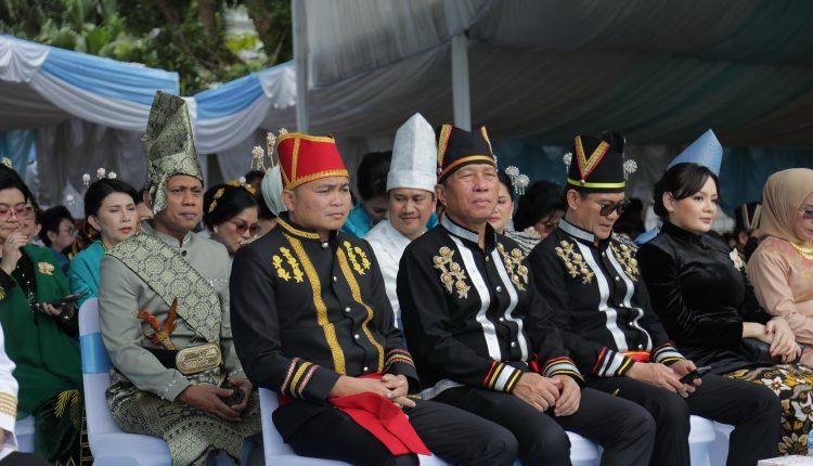 Weny-Rendy Tampil Memukau dengan Baju Adat Mongondow di HUT ke-61 Sulawesi Utara