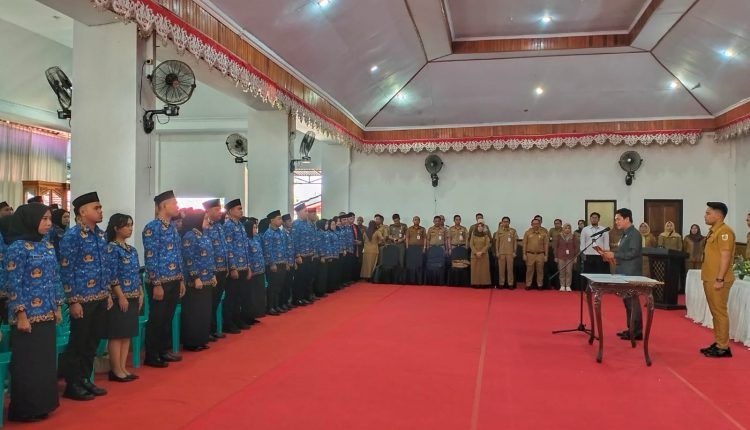 Rendy Mangkat serahkan SK pengangkatan 148 PPPK Kotamobagu