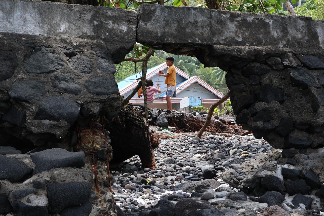 Talud pantai jebol, warga Paseng hadapi ancaman serius cuaca buruk