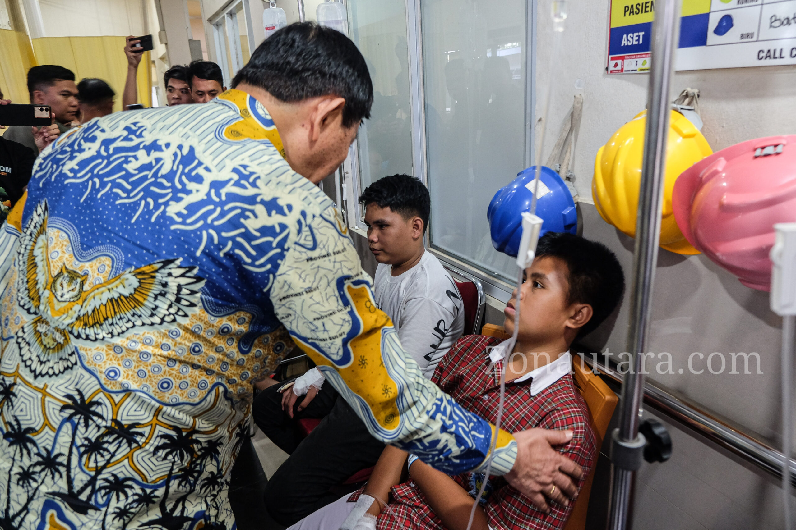 FOTO: Momen Victor Mailangkay jenguk siswa SMP di Minut diduga keracunan MBG