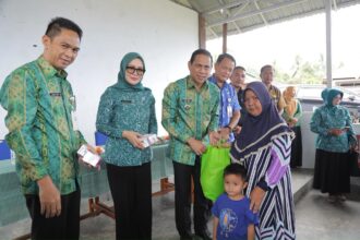 Wali Kota Kotamobagu serahkan bantuan bagi keluarga penerima manfaat di Kelurahan Upai