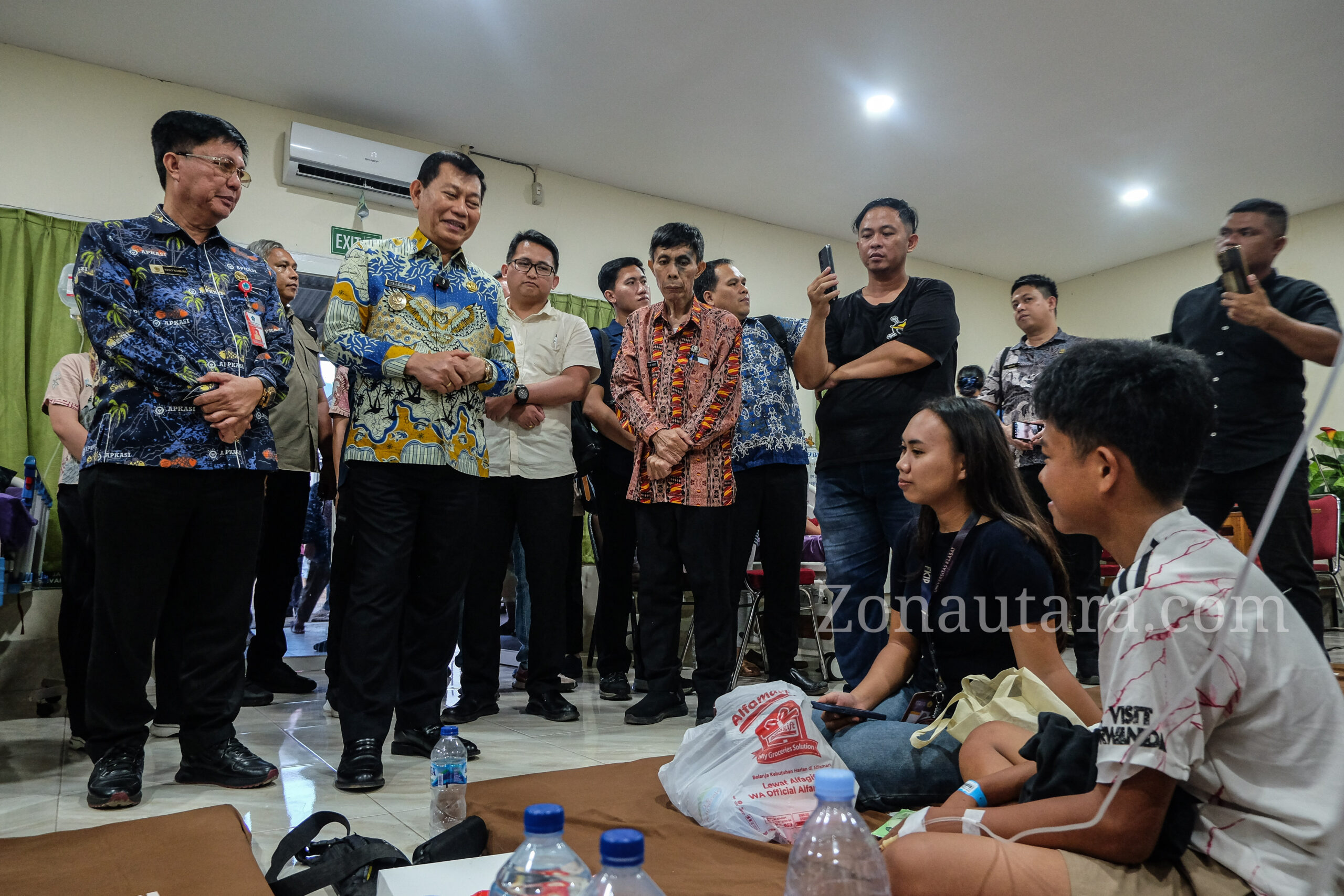 FOTO: Momen Victor Mailangkay jenguk siswa SMP di Minut diduga keracunan MBG