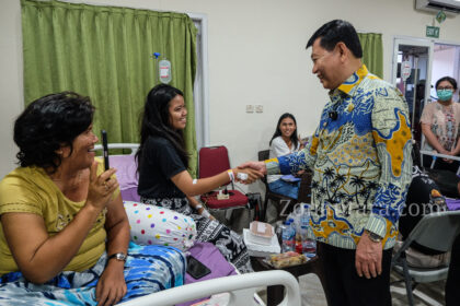 FOTO: Momen Victor Mailangkay jenguk siswa SMP di Minut diduga keracunan MBG