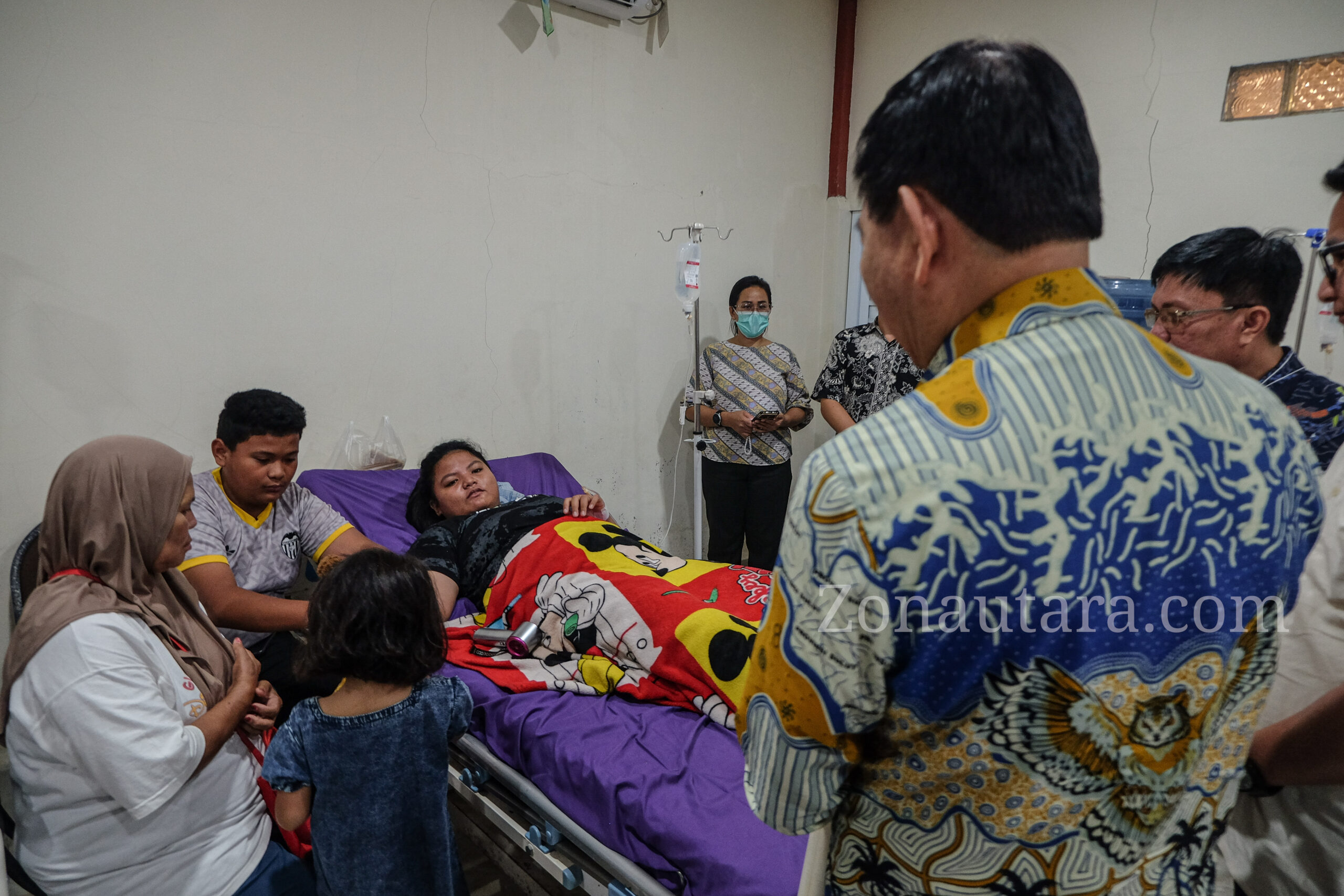 FOTO: Momen Victor Mailangkay jenguk siswa SMP di Minut diduga keracunan MBG