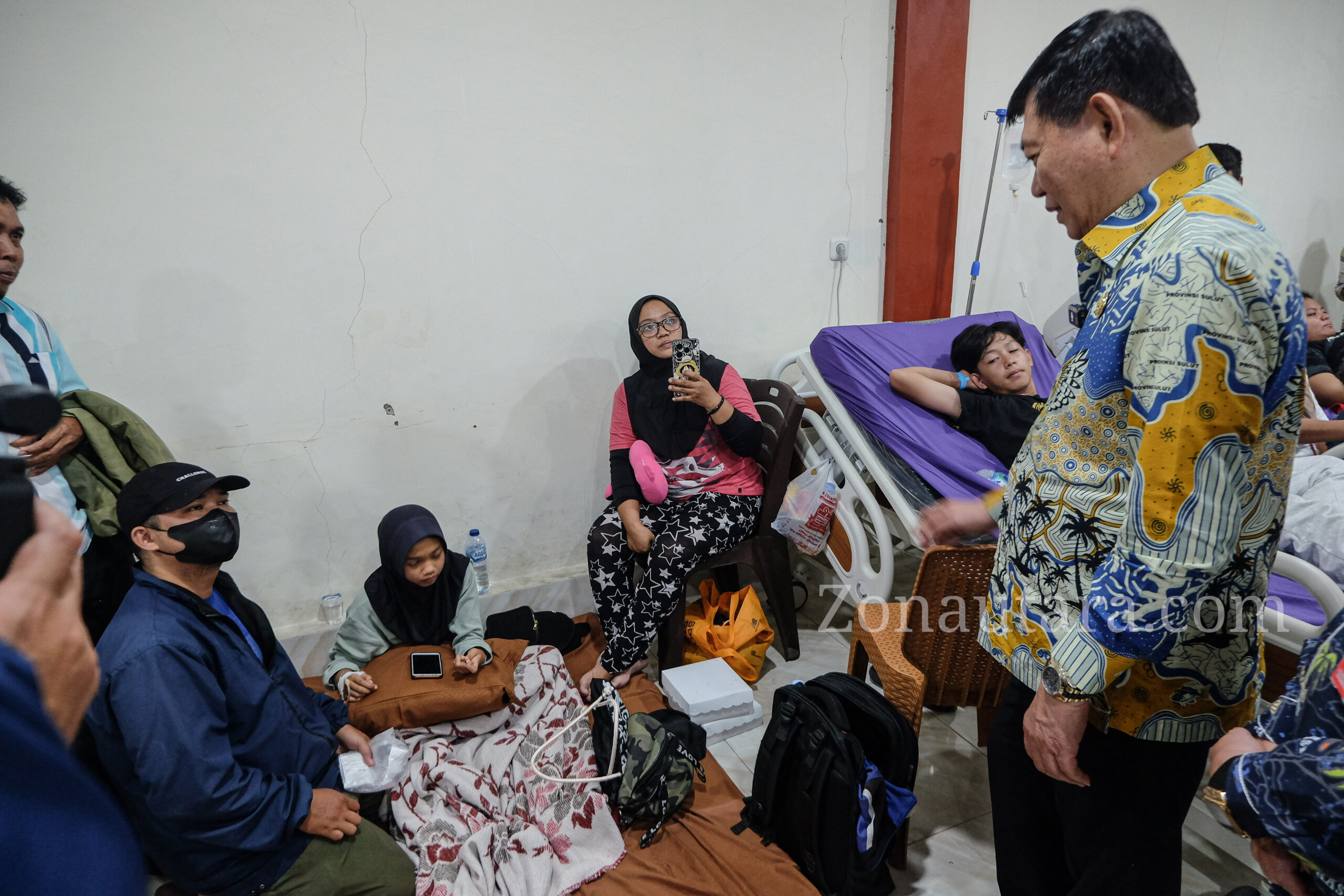 FOTO: Momen Victor Mailangkay jenguk siswa SMP di Minut diduga keracunan MBG