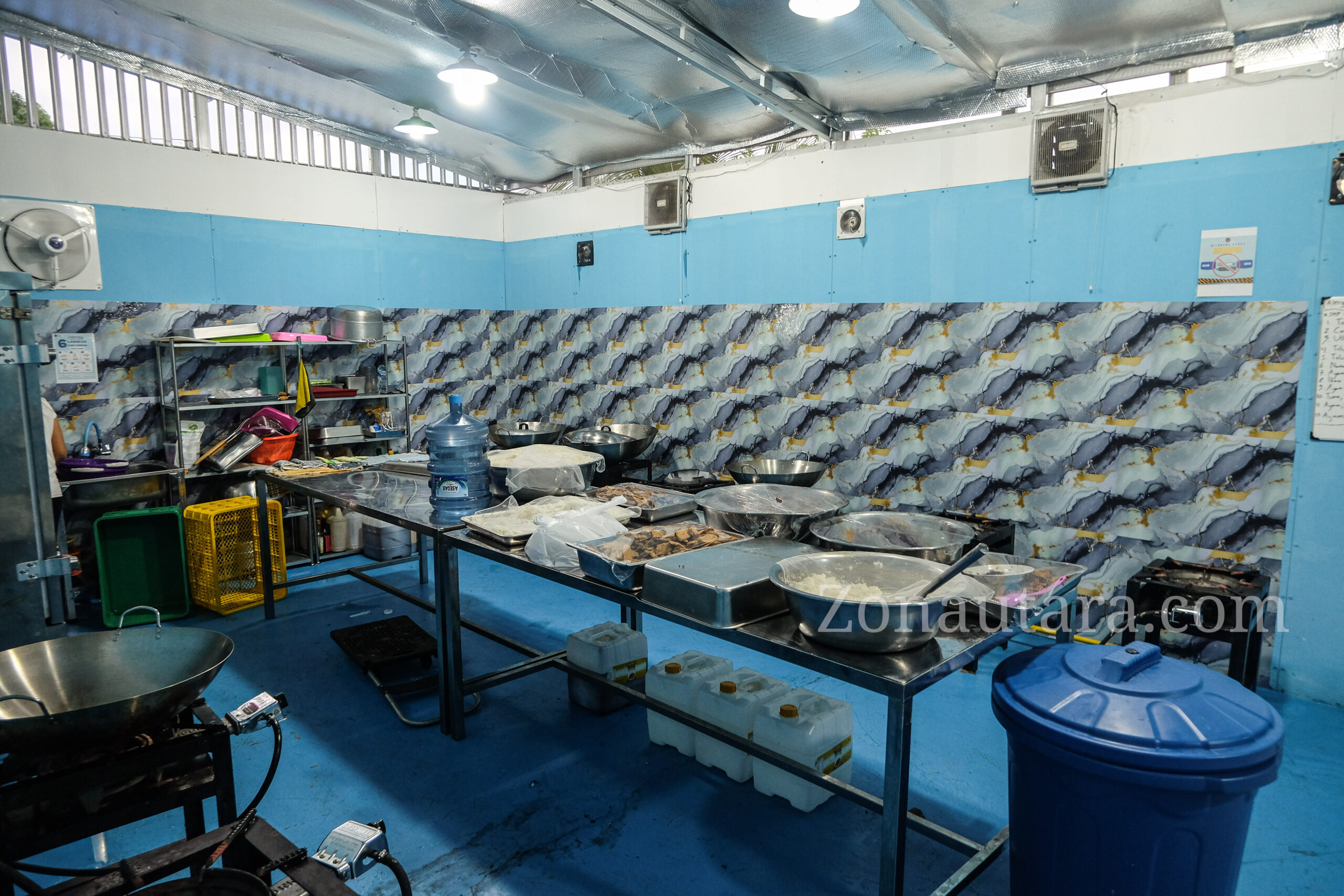 FOTO: Momen Victor Mailangkay jenguk siswa SMP di Minut diduga keracunan MBG