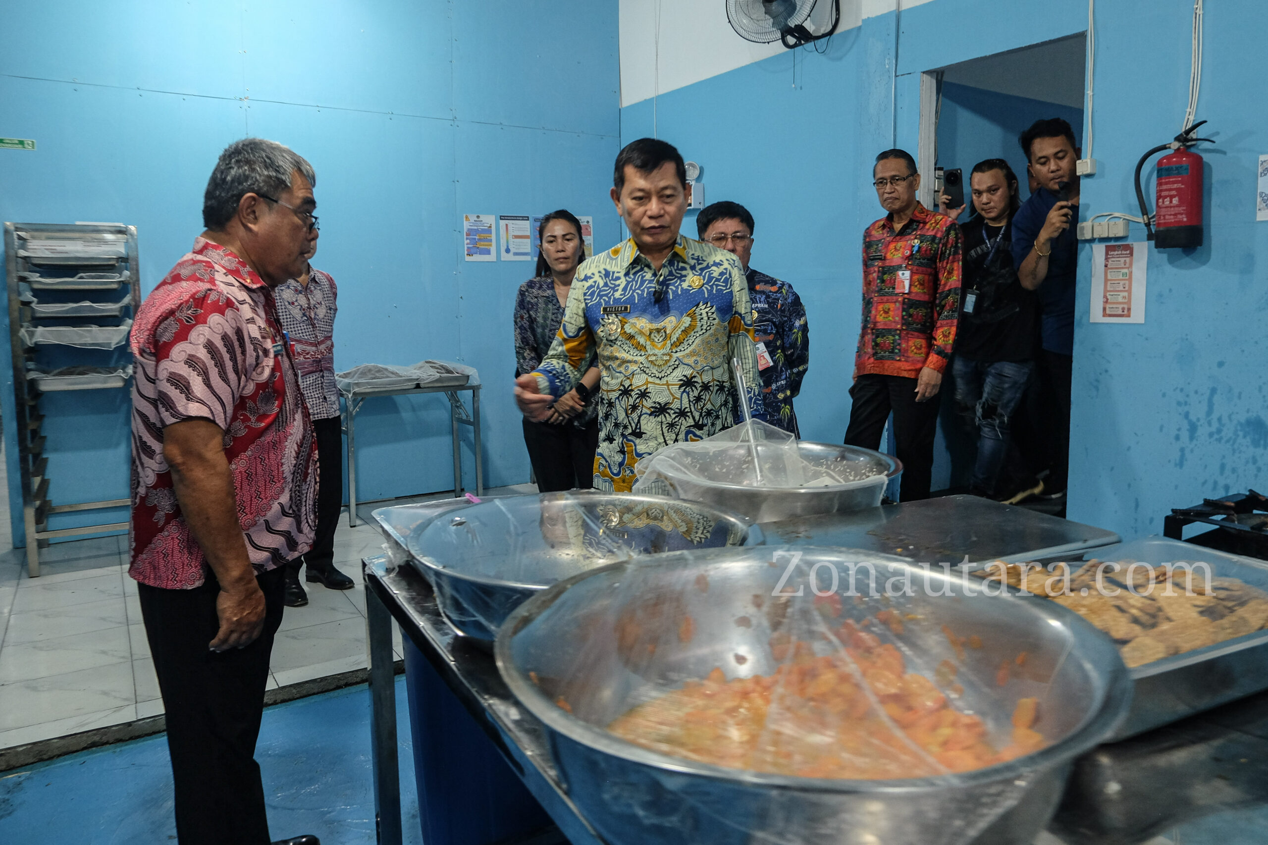 FOTO: Momen Victor Mailangkay jenguk siswa SMP di Minut diduga keracunan MBG