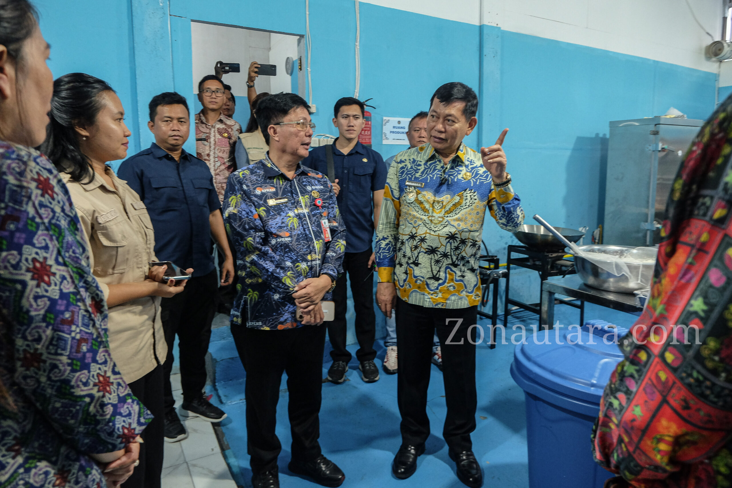 FOTO: Momen Victor Mailangkay jenguk siswa SMP di Minut diduga keracunan MBG