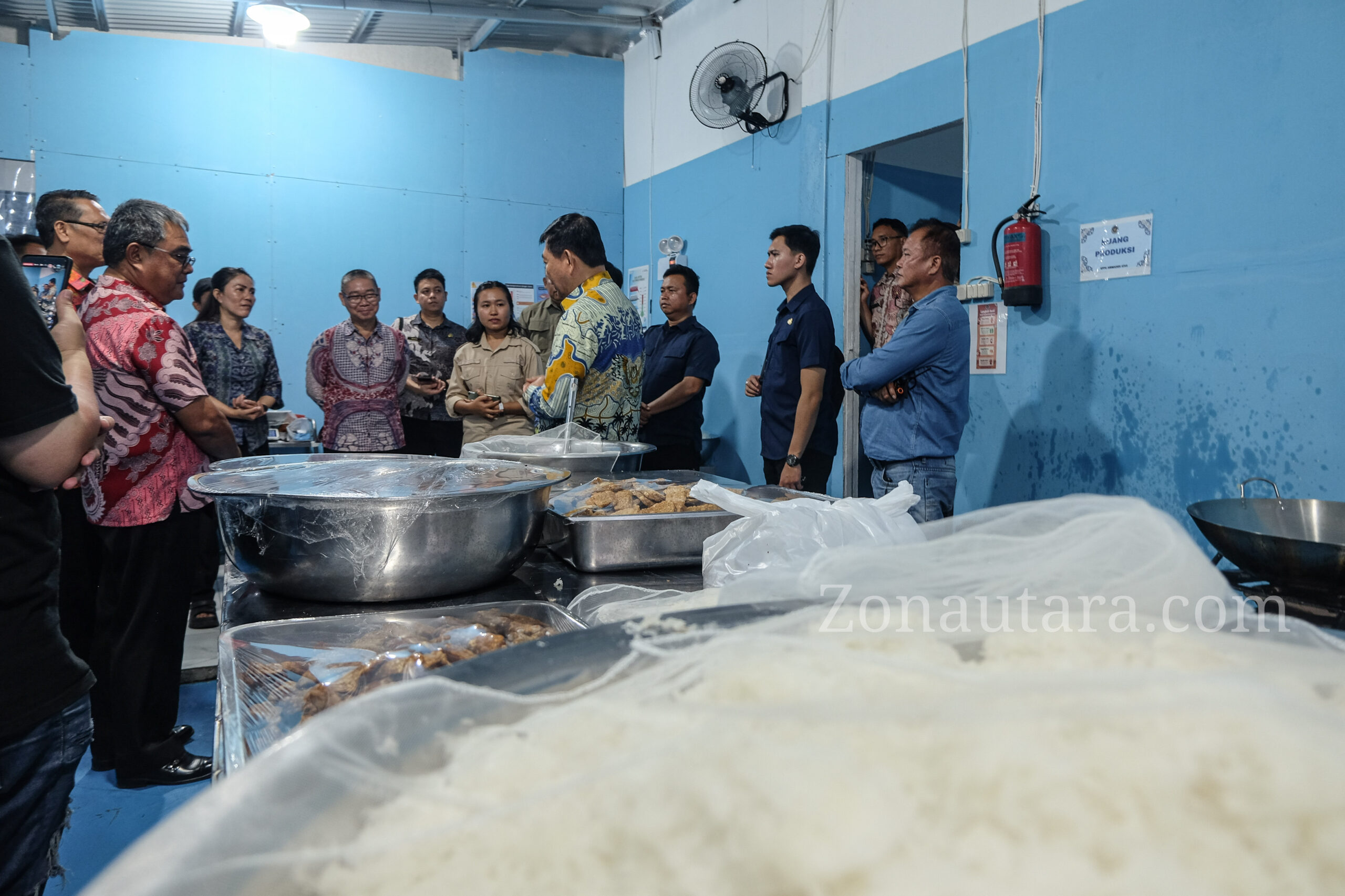 FOTO: Momen Victor Mailangkay jenguk siswa SMP di Minut diduga keracunan MBG