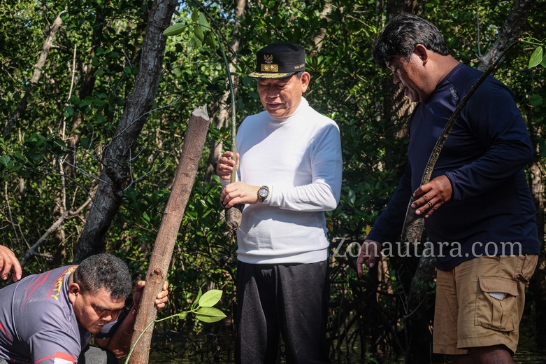 FOTO: Wagub Sulut Victor Mailangkay tanam Mangrove di Grand Luley Manado