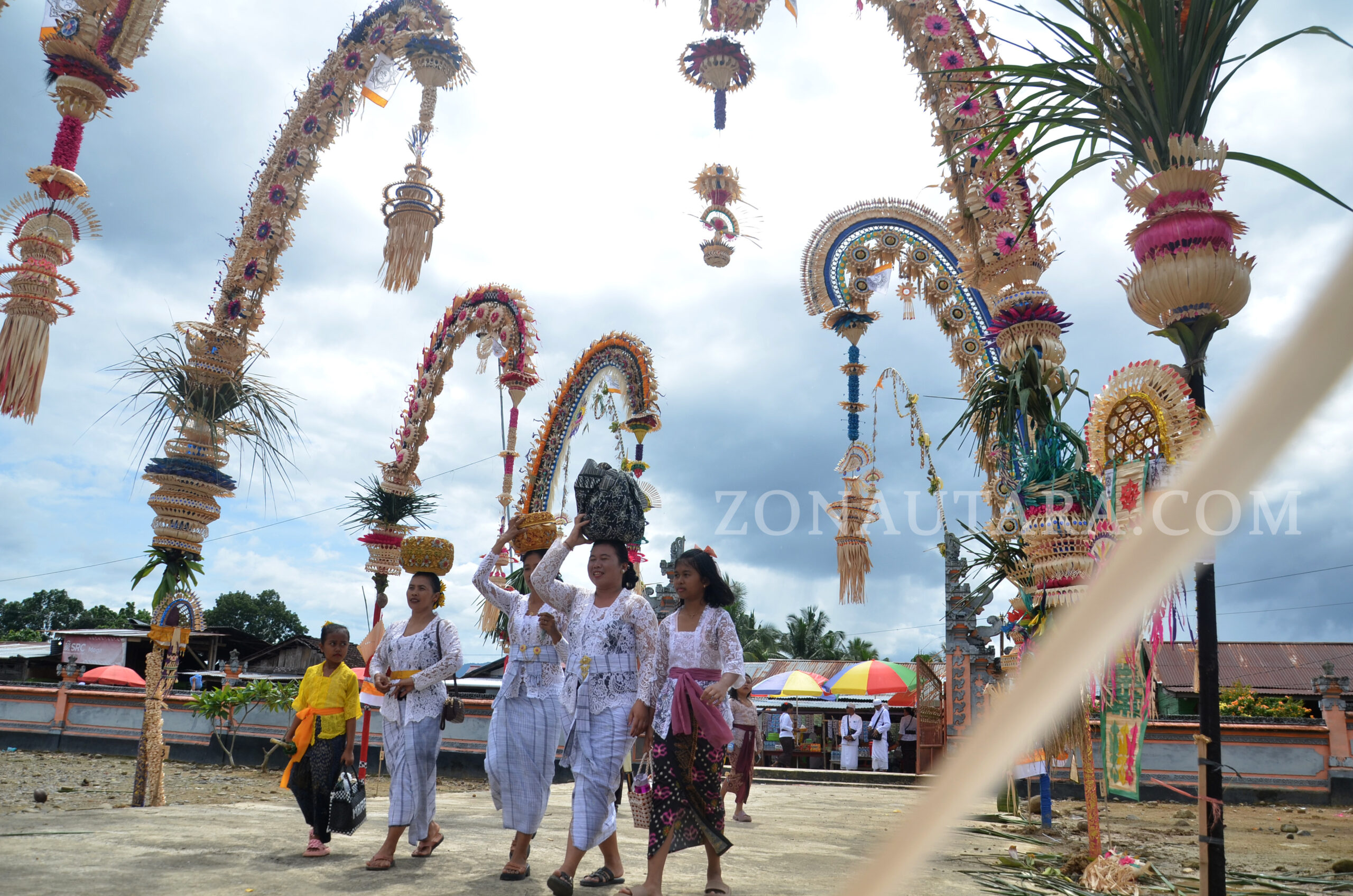 FOTO: Galungan Mopugad: Piodalan, mapeed, dan harmoni umat