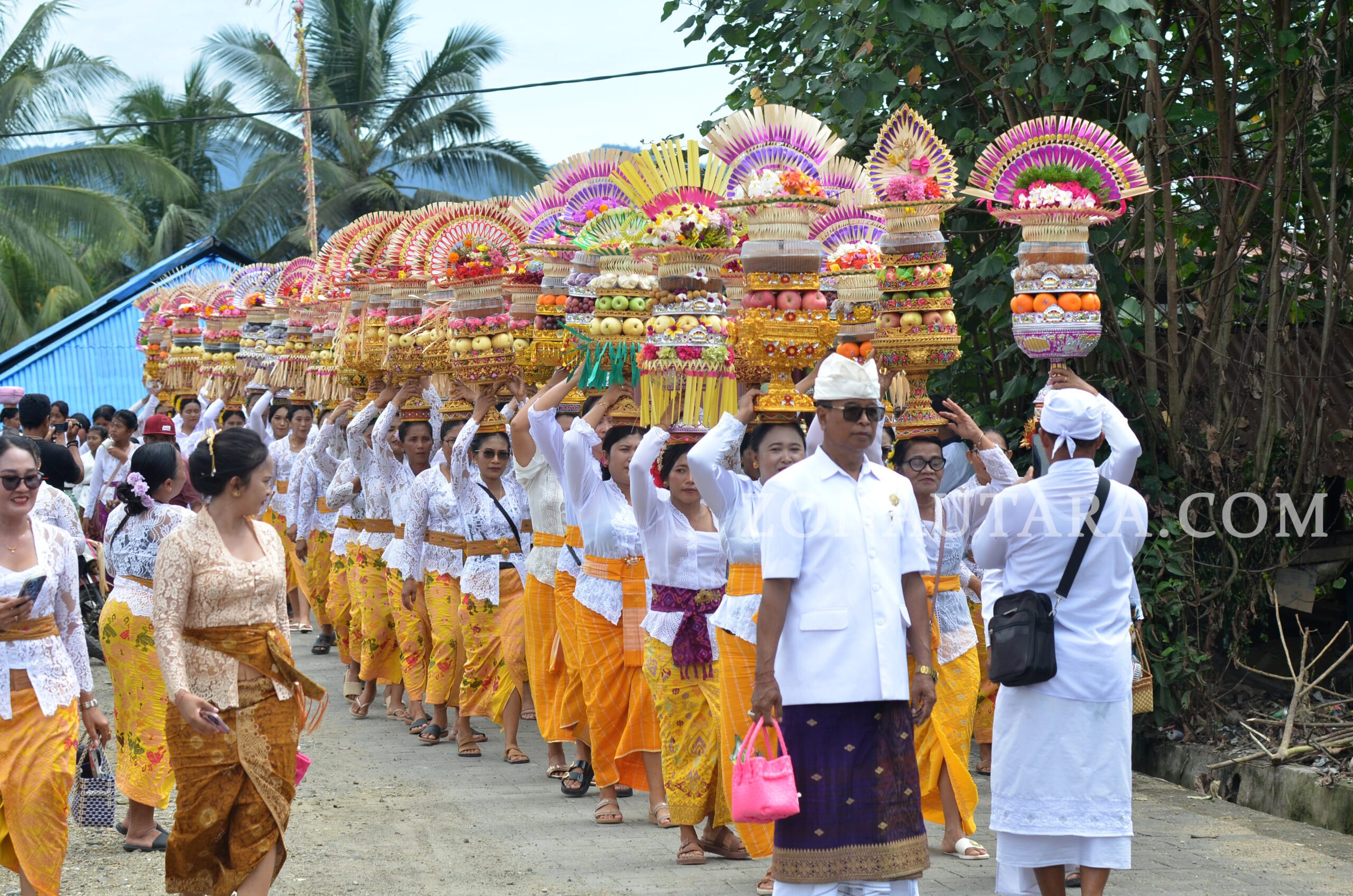 FOTO: Galungan Mopugad: Piodalan, mapeed, dan harmoni umat