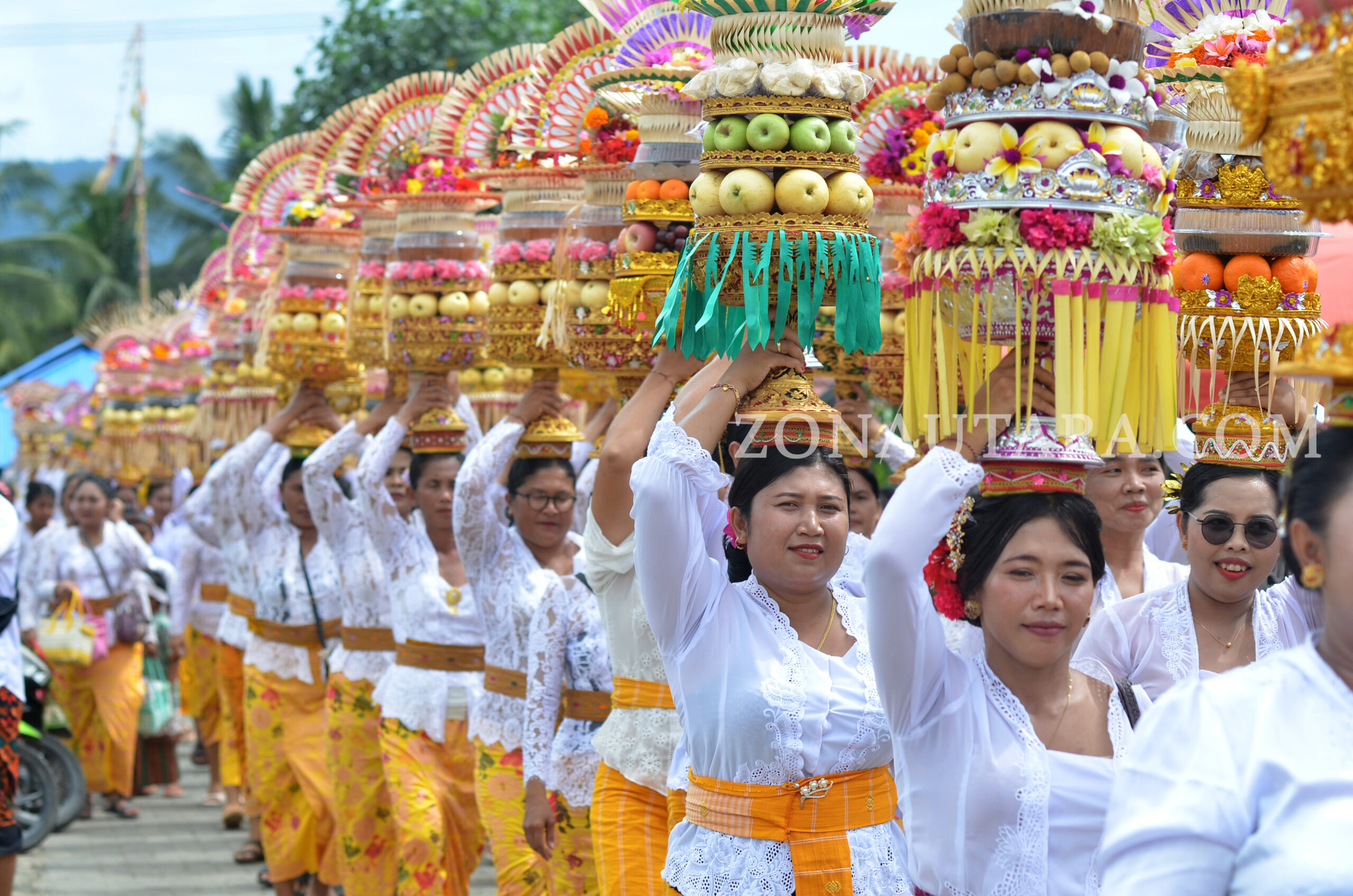 FOTO: Galungan Mopugad: Piodalan, mapeed, dan harmoni umat