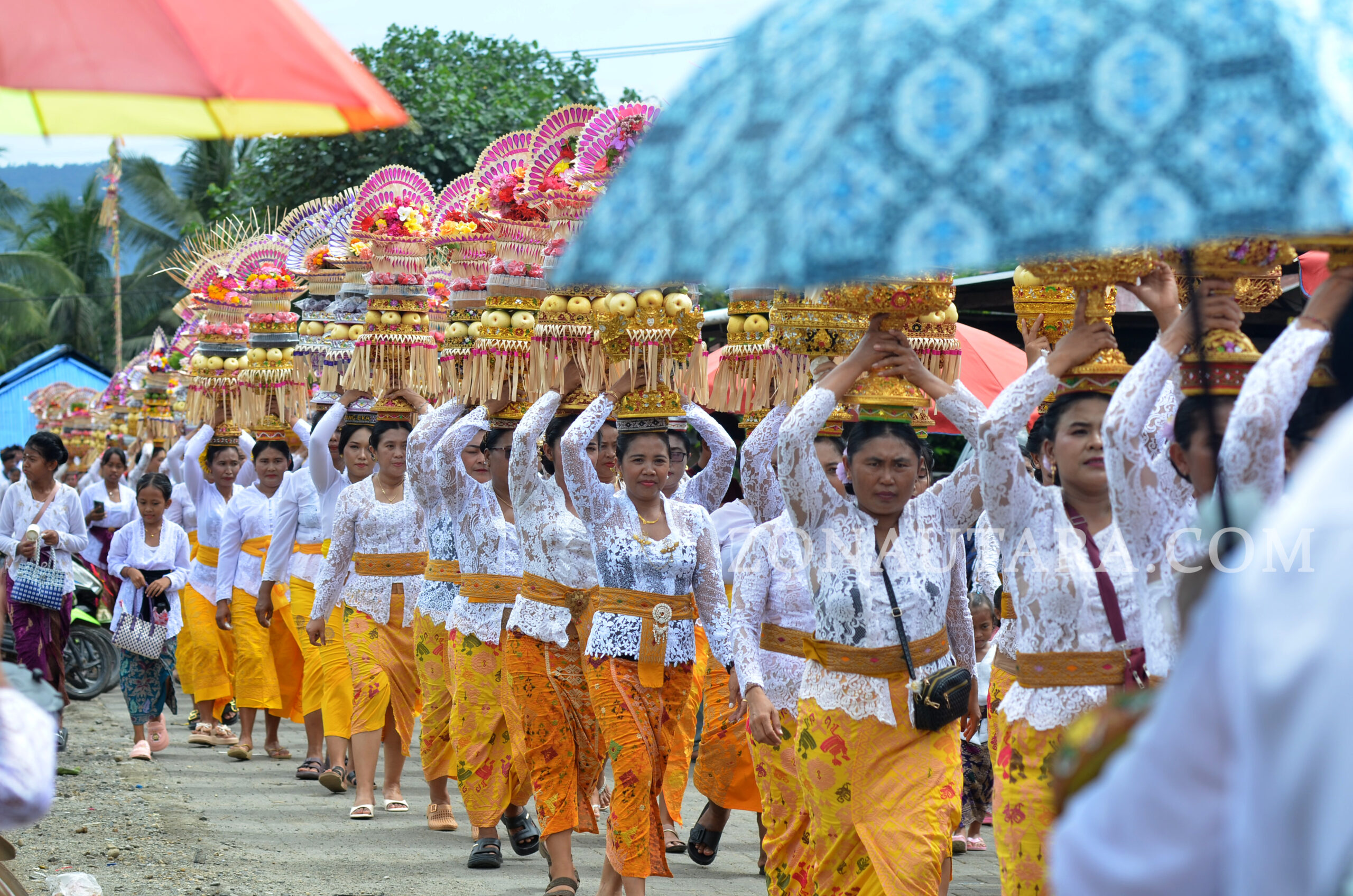 FOTO: Galungan Mopugad: Piodalan, mapeed, dan harmoni umat