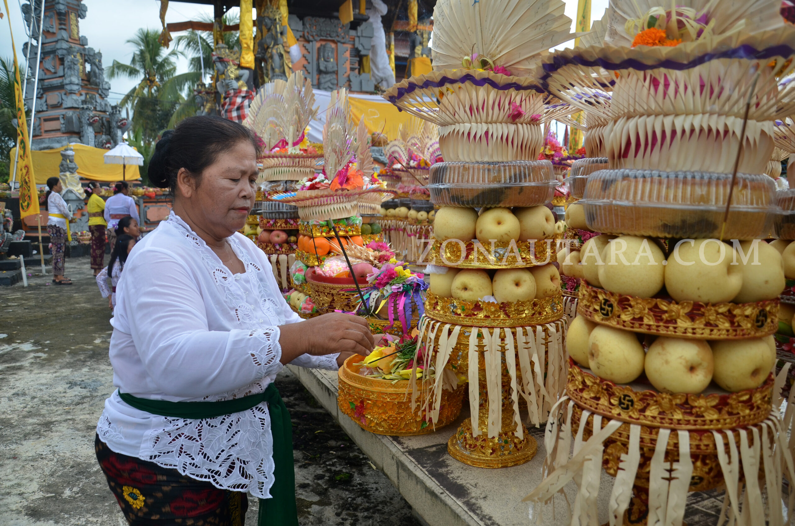 FOTO: Galungan Mopugad: Piodalan, mapeed, dan harmoni umat