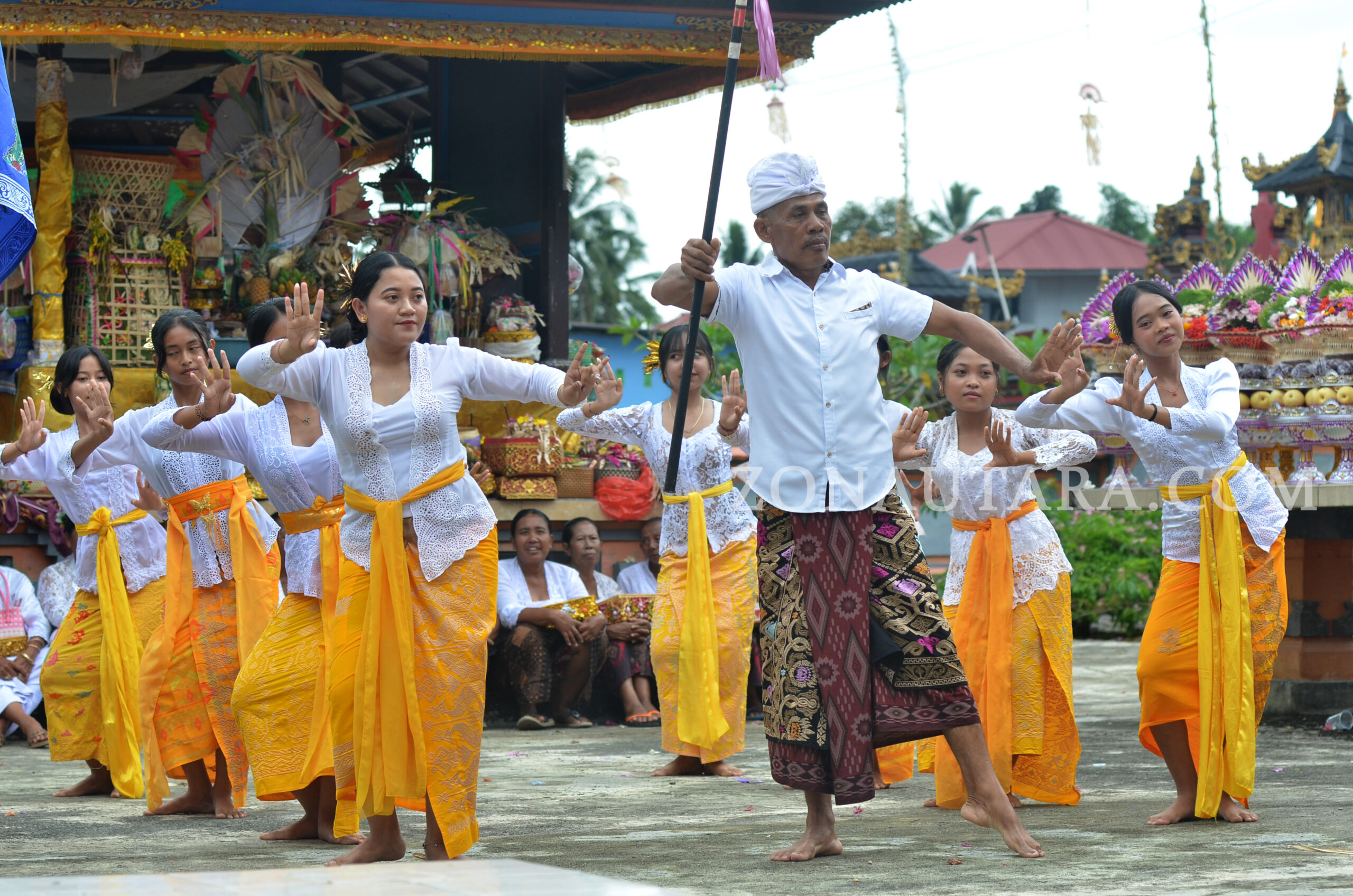 FOTO: Galungan Mopugad: Piodalan, mapeed, dan harmoni umat