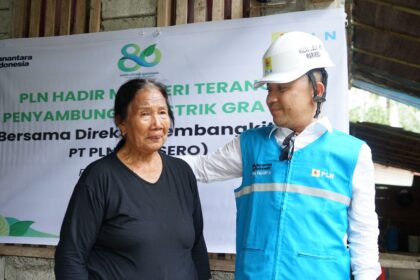Dua tahun hidup dalam gelap, Ni Wayan akhirnya nikmati terang lewat program PLN