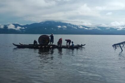 Demi listrik sampai pelosok, perahu kayu jadi andalan PLN di Desa Olu