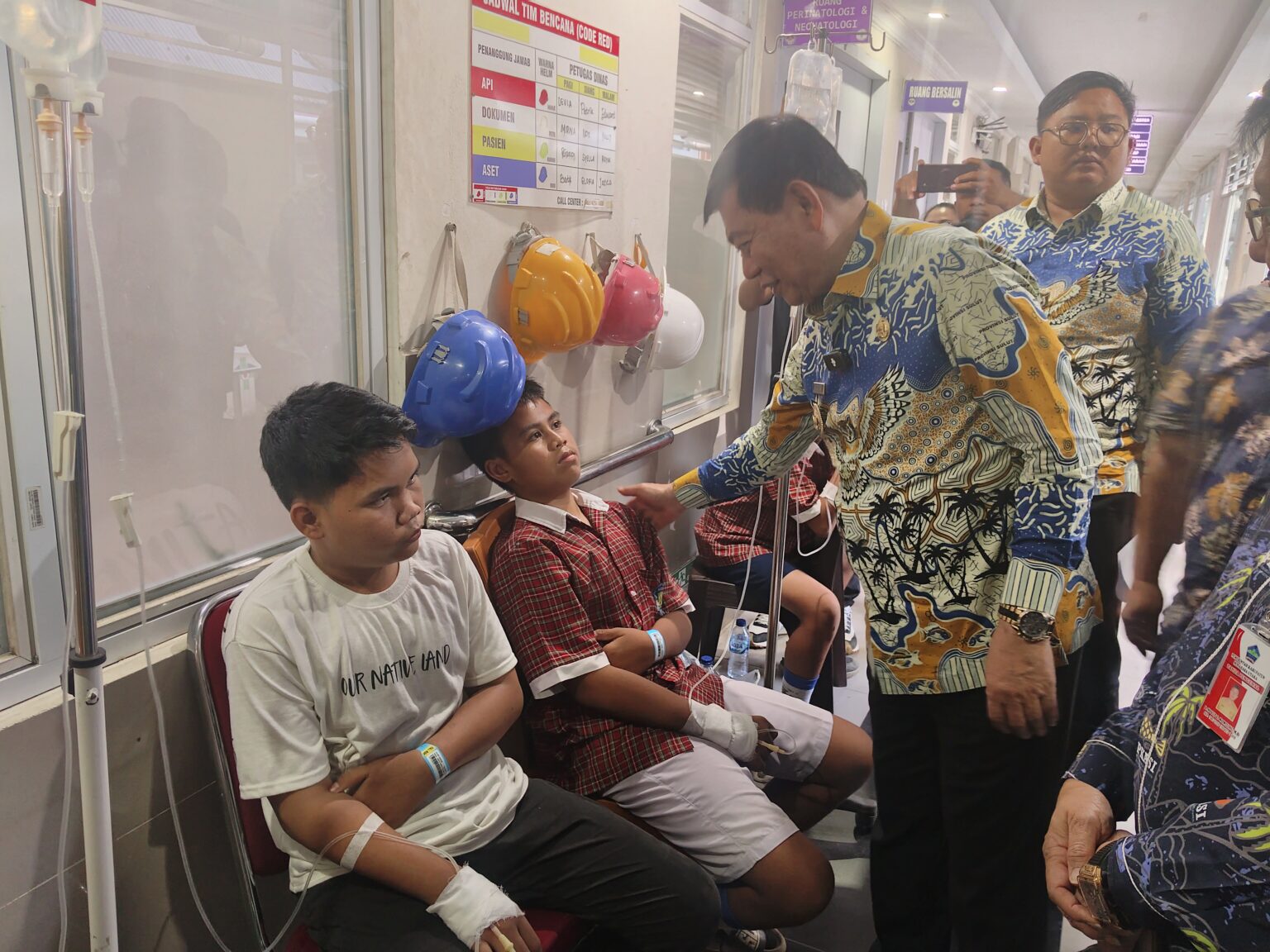 Victor Mailangkay jenguk siswa diduga keracunan MBG di Airmadidi, sebut akan ada evaluasi