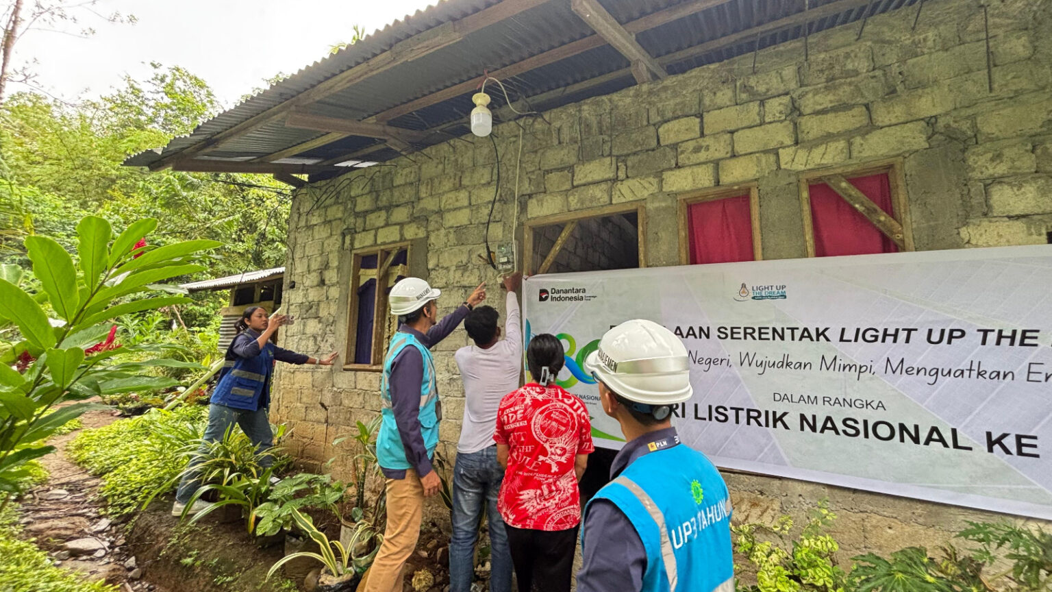 PLN UID Suluttenggo sambung listrik gratis untuk 165 keluarga pra-sejahtera di HLN ke-80