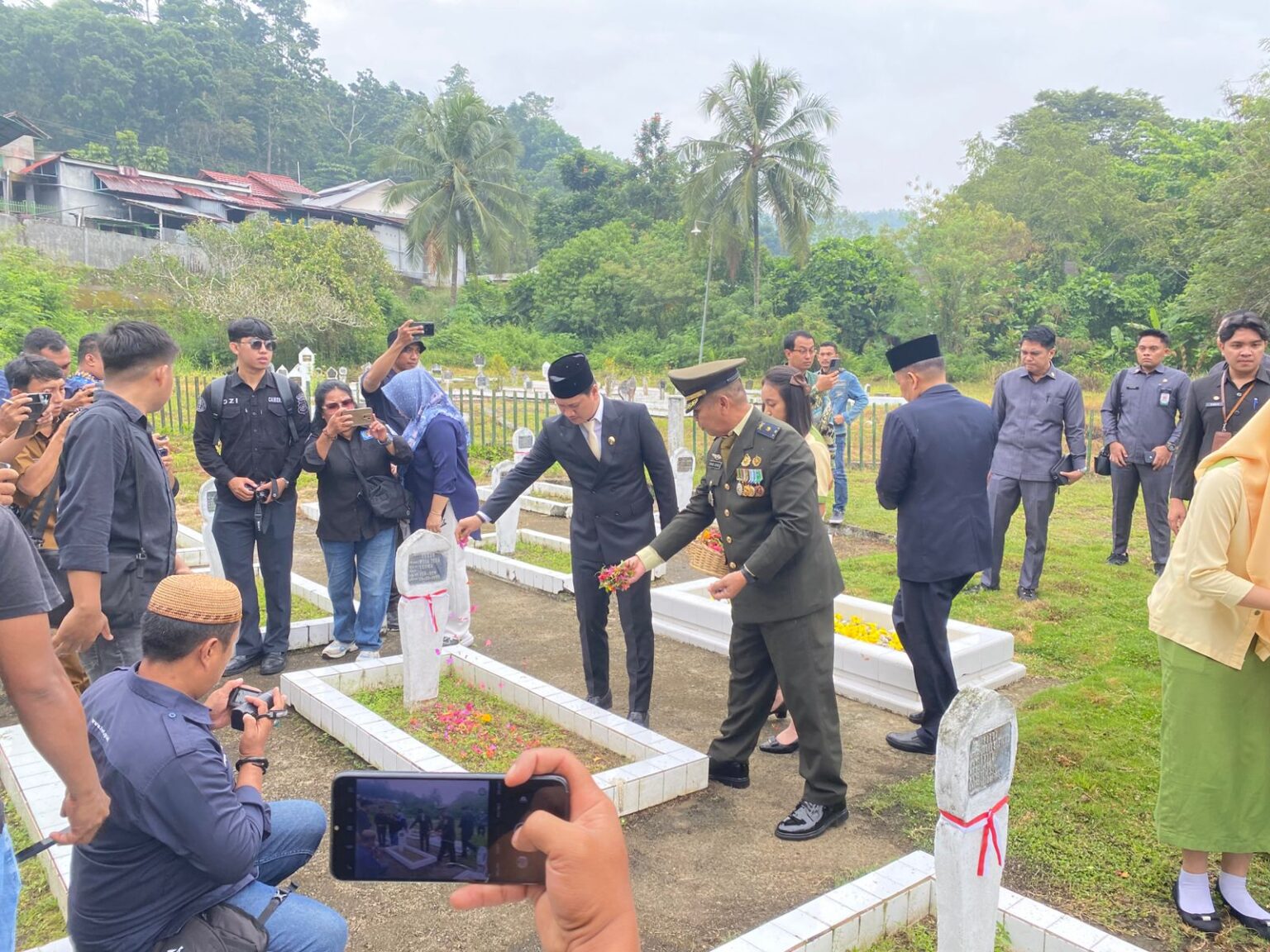 Warga sekitar TMP Mongkonai bangga jadi saksi peringatan Hari Pahlawan