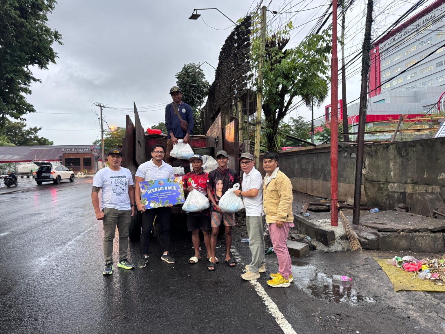 Aksi berbagi kasih PLN Suluttenggo pererat hubungan dengan petugas kebersihan Kota Manado