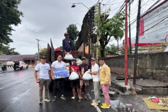 Aksi berbagi kasih PLN Suluttenggo pererat hubungan dengan petugas kebersihan Kota Manado
