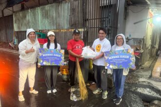 PLN Group Suluttenggo bagikan 100 paket Natura untuk petugas kebersihan Manado