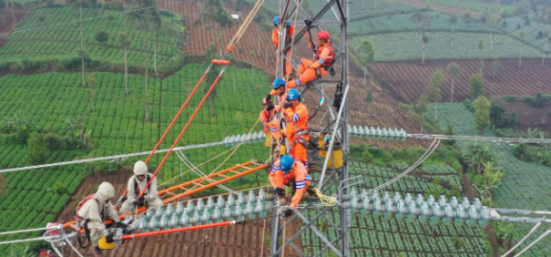 Dedikasi petugas PLN demi memanajemen risiko gangguan