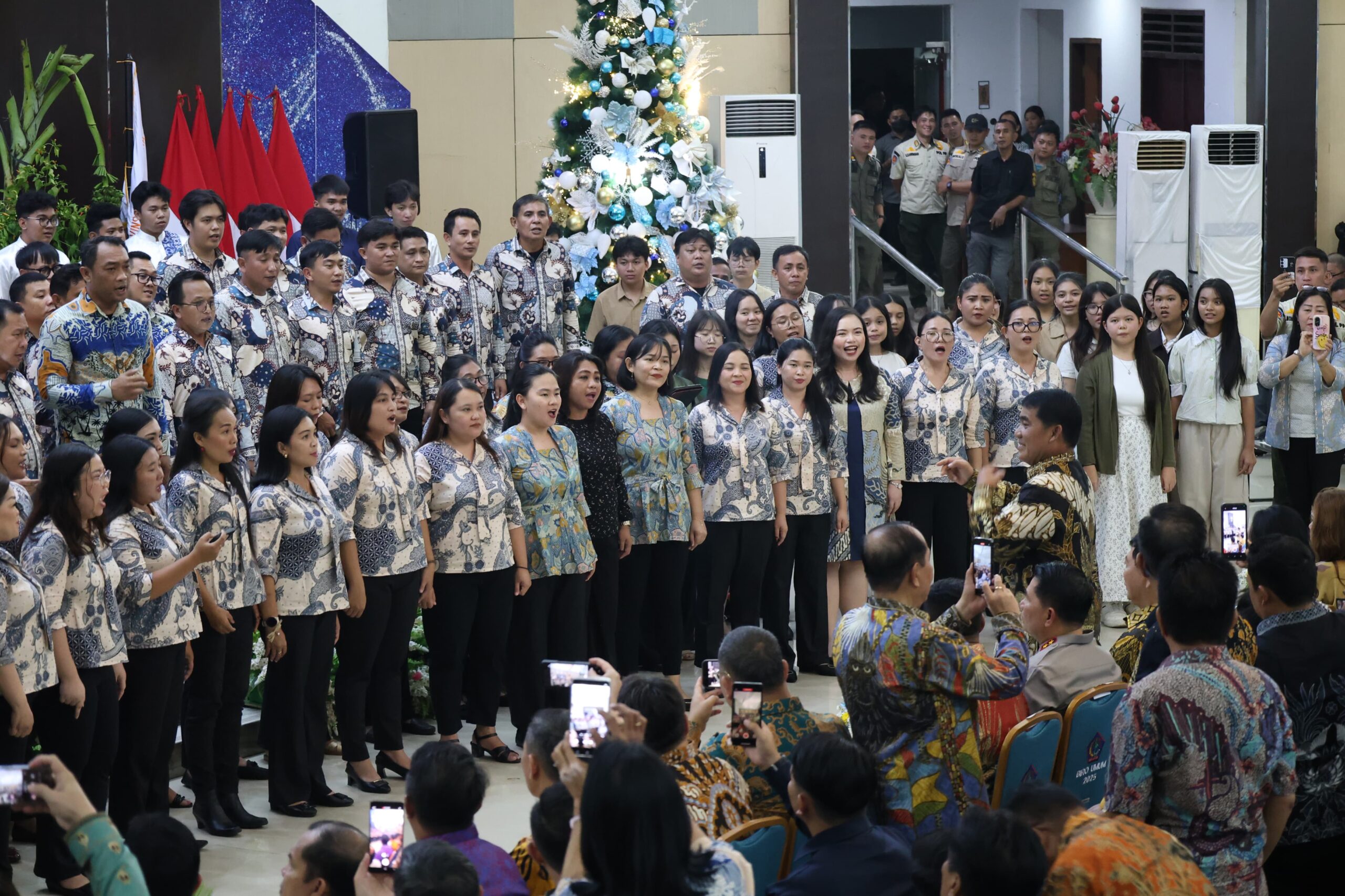 Momen tak terduga di Natal Pemprov Sulut, Yulius Selvanus jadi dirigen paduan suara