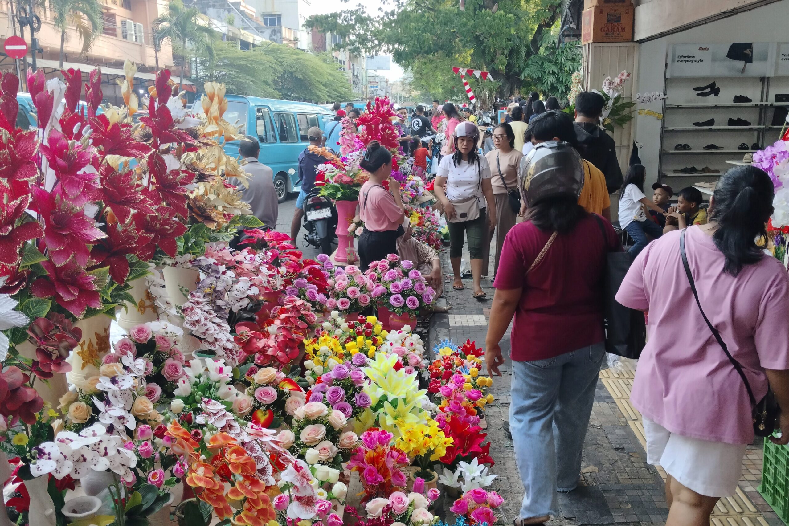 FOTO: Pasar 45 Manado diserbu pengunjung jelang Natal 2025