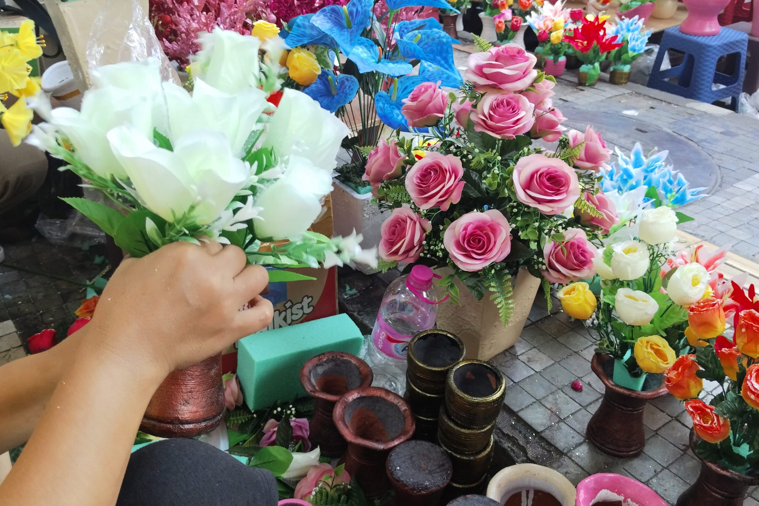 FOTO: Pasar 45 Manado diserbu pengunjung jelang Natal 2025