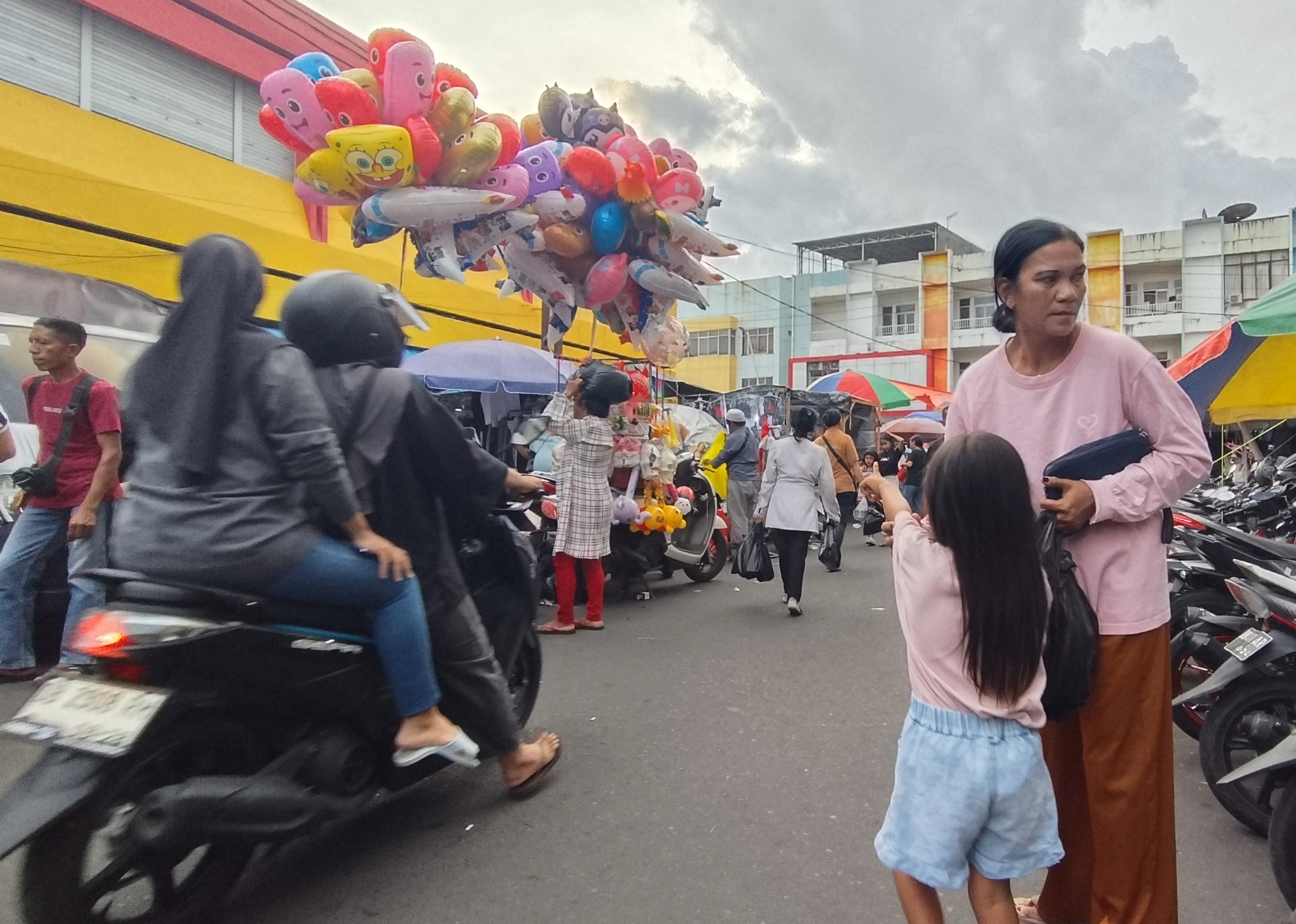 FOTO: Pasar 45 Manado diserbu pengunjung jelang Natal 2025