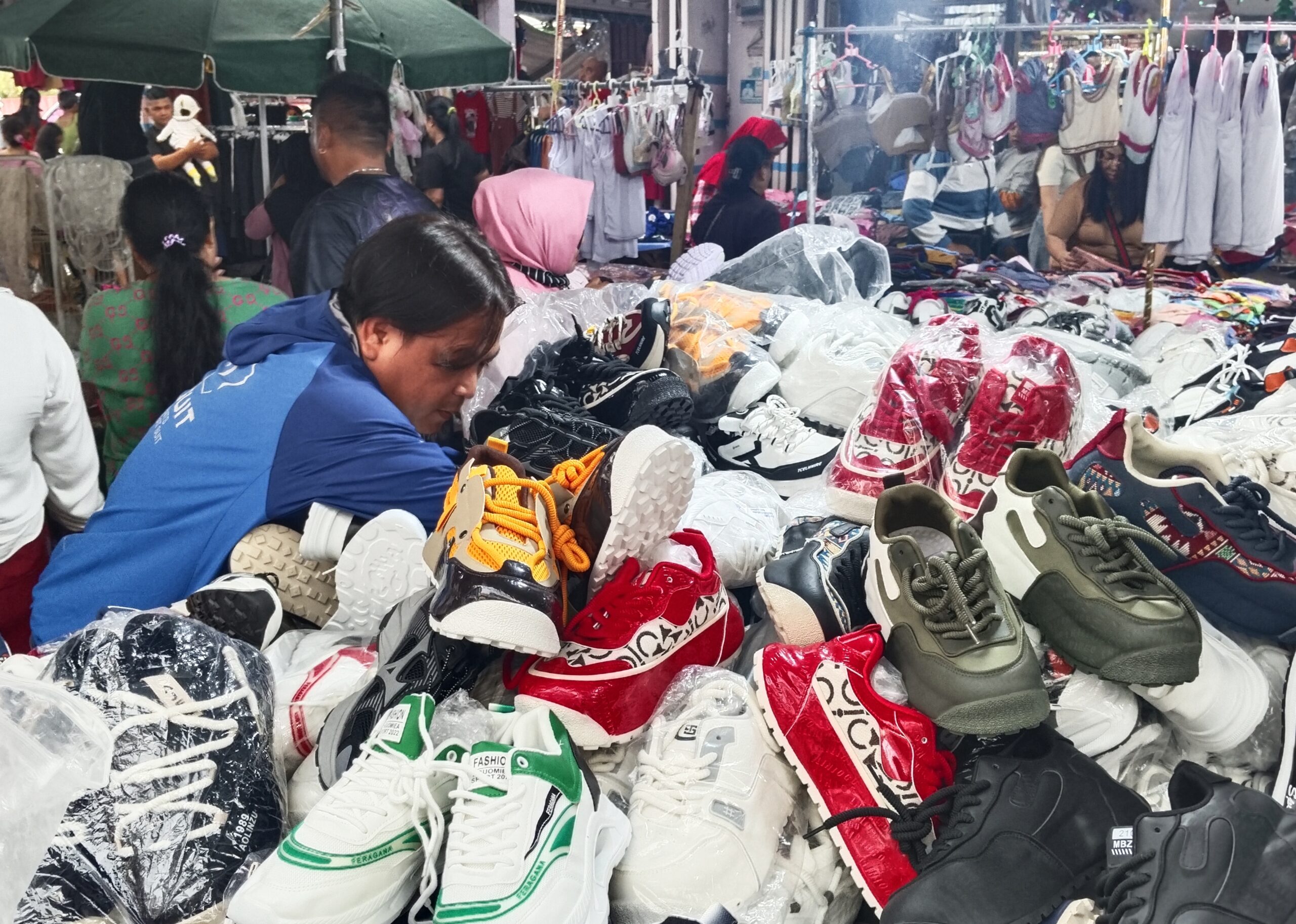 FOTO: Pasar 45 Manado diserbu pengunjung jelang Natal 2025