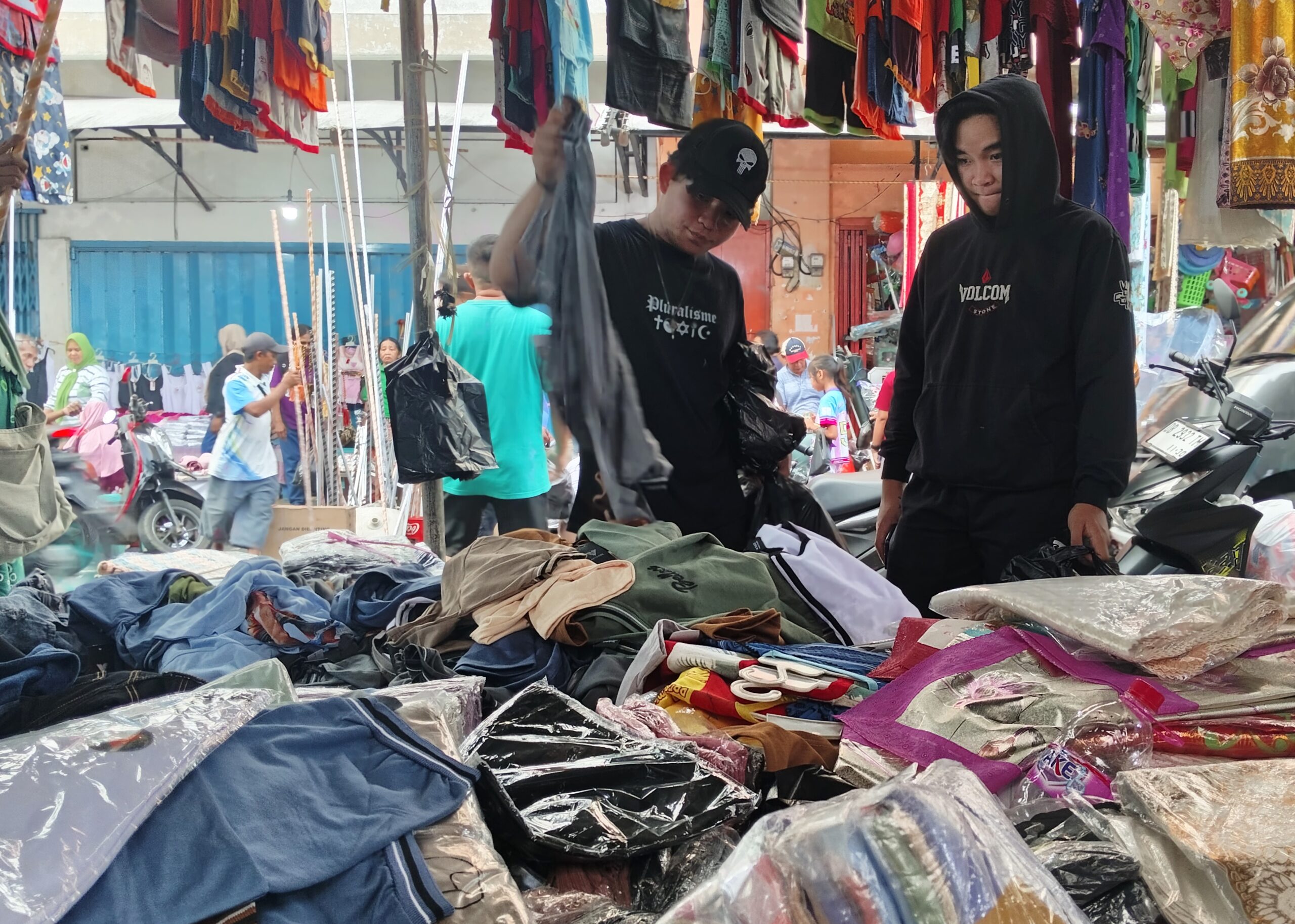 FOTO: Pasar 45 Manado diserbu pengunjung jelang Natal 2025