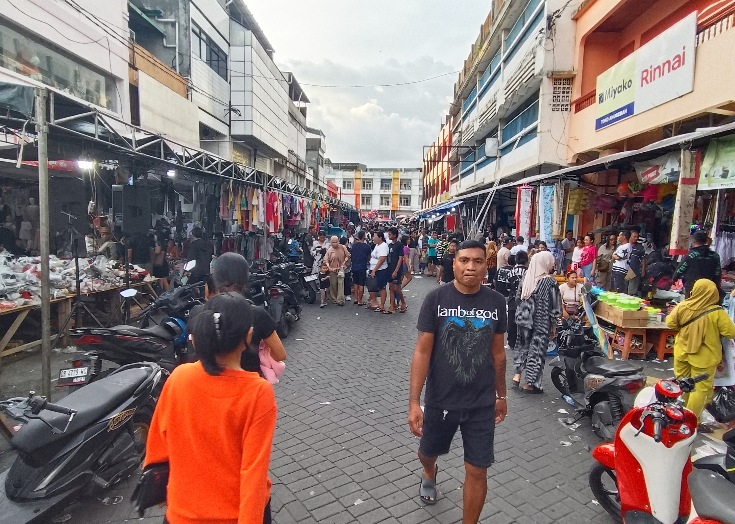 FOTO: Pasar 45 Manado diserbu pengunjung jelang Natal 2025