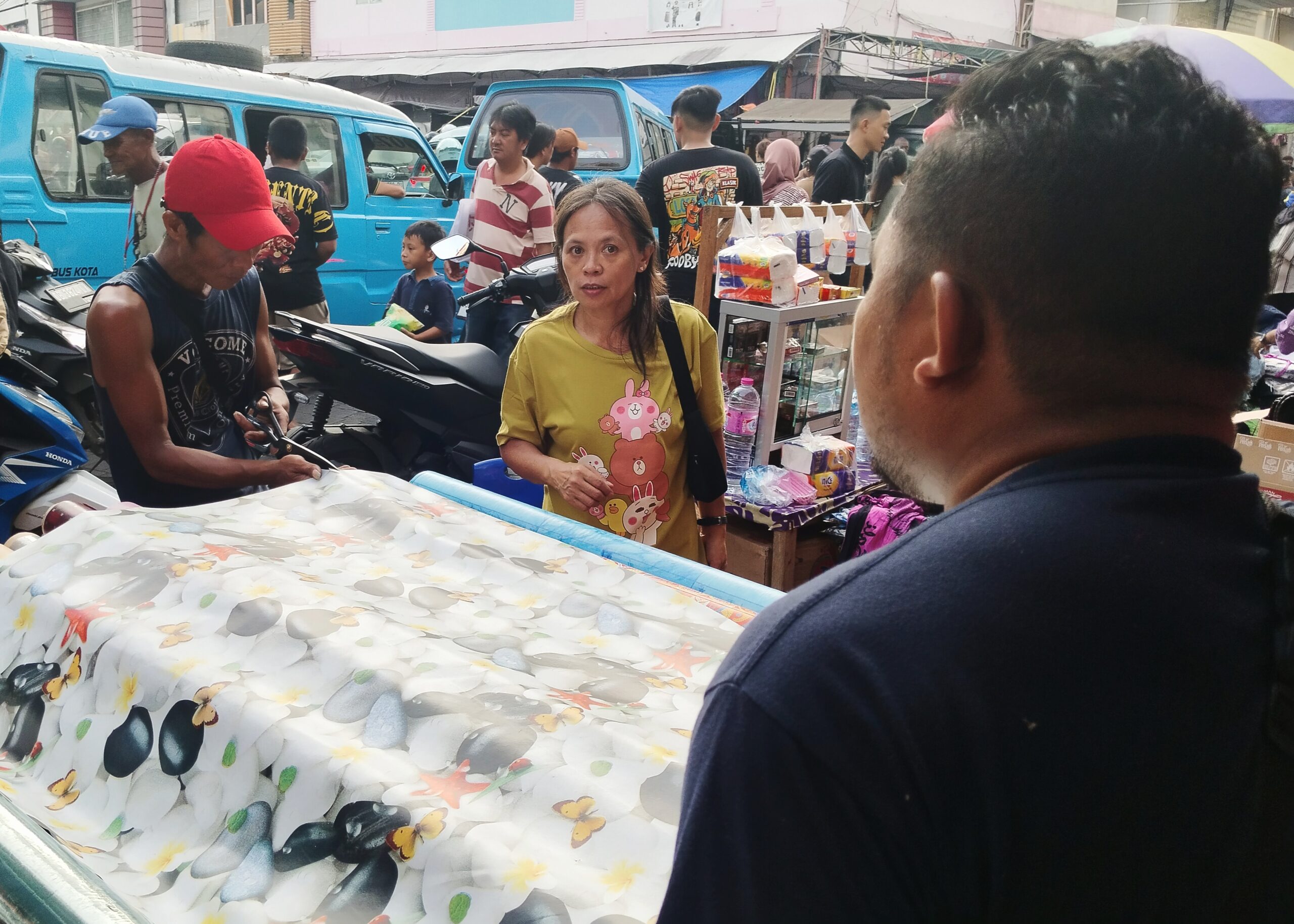 FOTO: Pasar 45 Manado diserbu pengunjung jelang Natal 2025