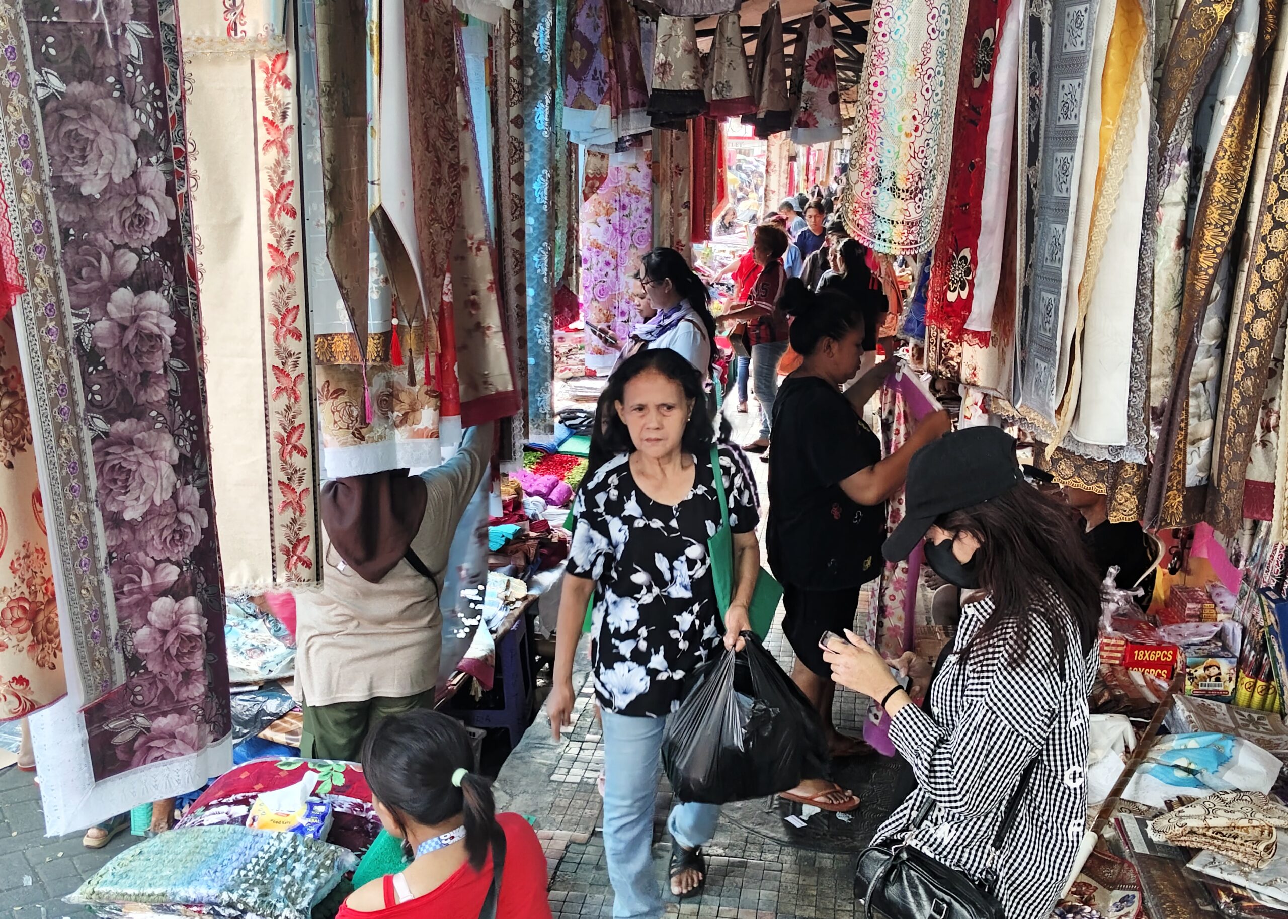 FOTO: Pasar 45 Manado diserbu pengunjung jelang Natal 2025