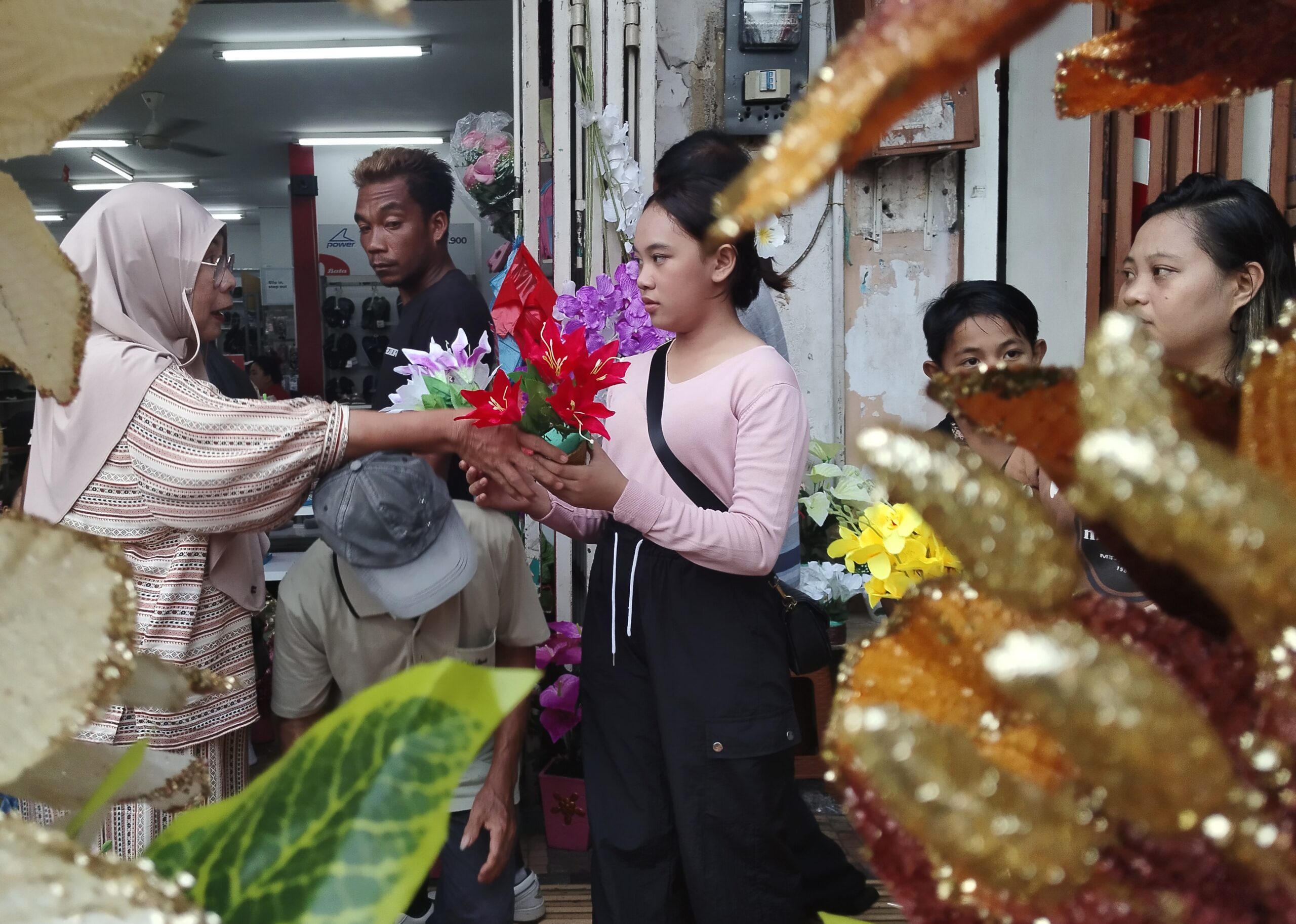 FOTO: Pasar 45 Manado diserbu pengunjung jelang Natal 2025
