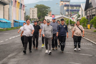 FOTO: Momen Wagub Victor Mailangkay jalan kaki dari rumah dinas ke Kawasan Megamas Manado
