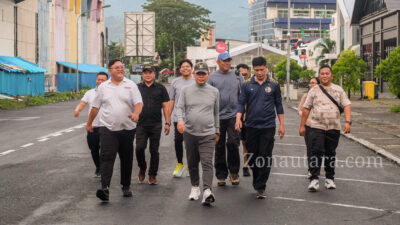 FOTO: Momen Wagub Victor Mailangkay jalan kaki dari rumah dinas ke Kawasan Megamas Manado