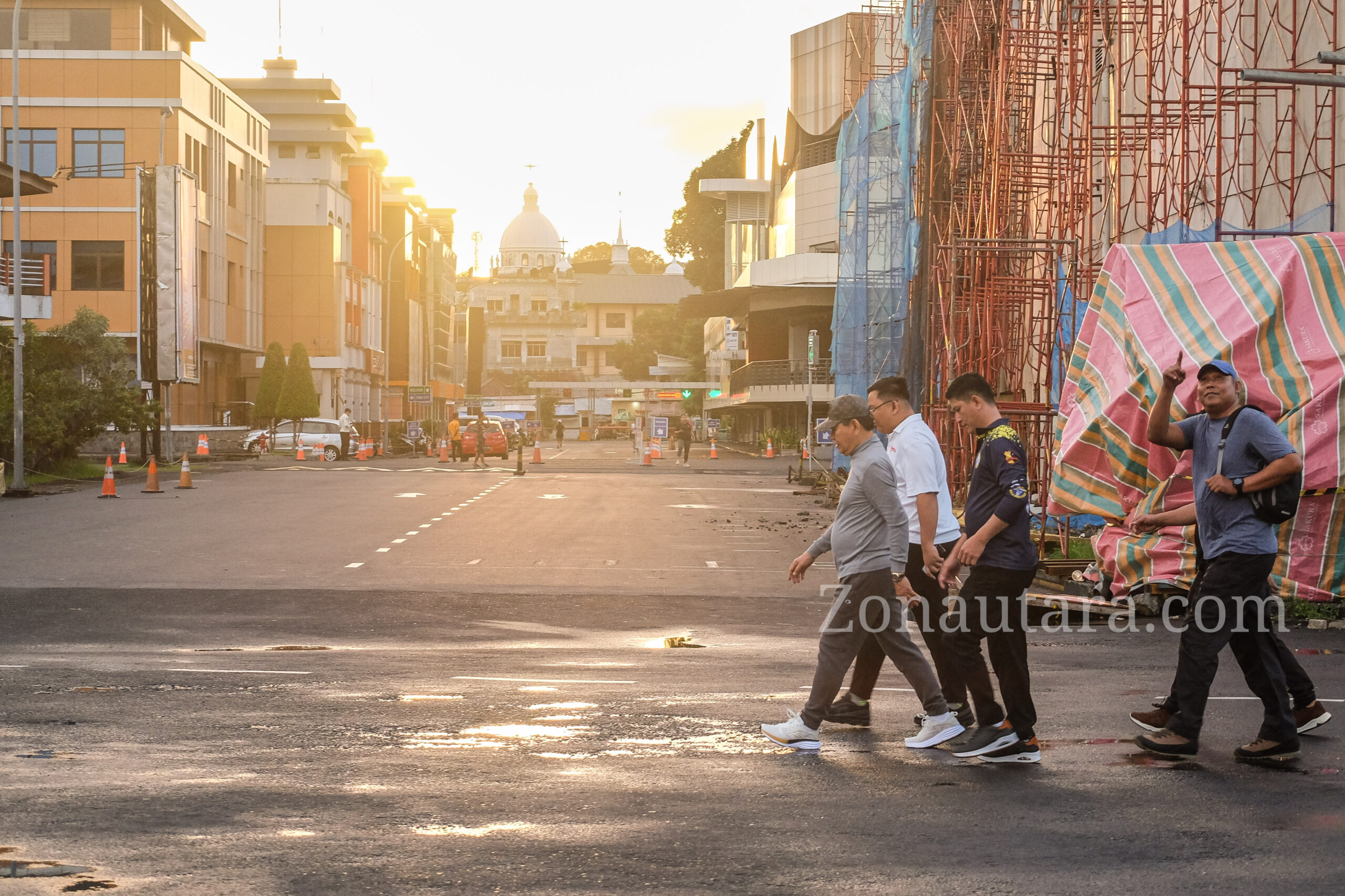 FOTO: Momen Wagub Victor Mailangkay jalan kaki dari rumah dinas ke Kawasan Megamas Manado