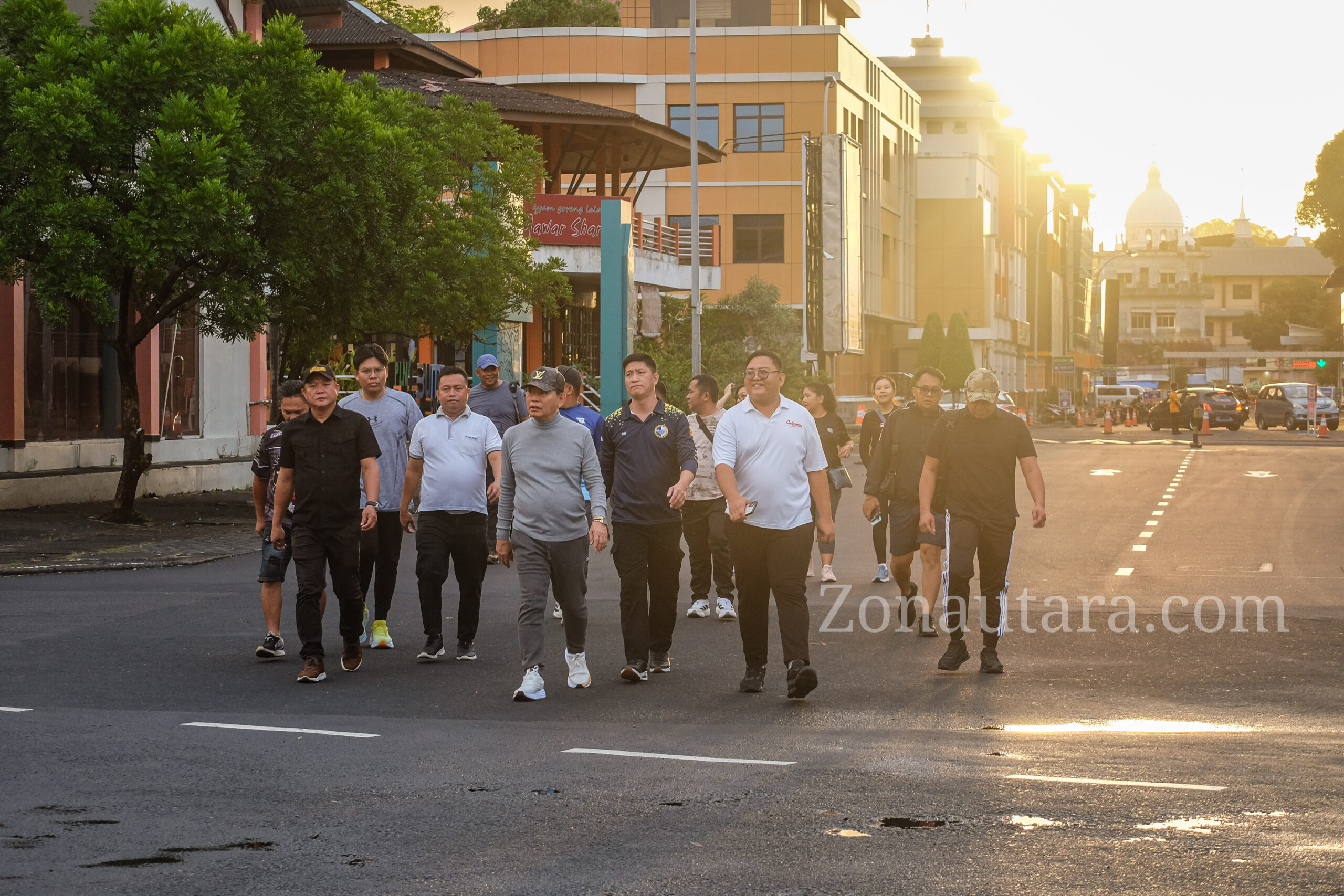 FOTO: Momen Wagub Victor Mailangkay jalan kaki dari rumah dinas ke Kawasan Megamas Manado