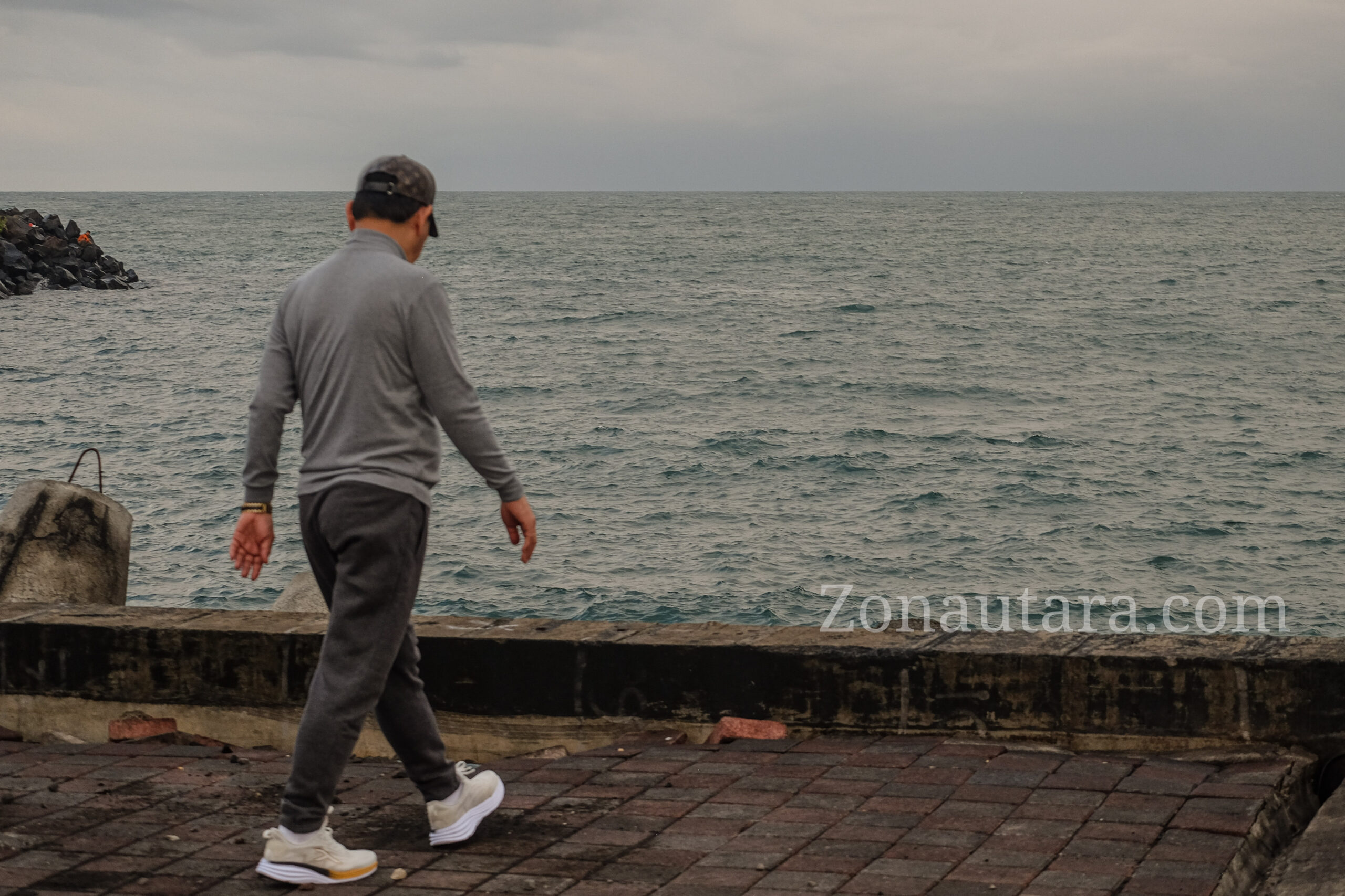 FOTO: Momen Wagub Victor Mailangkay jalan kaki dari rumah dinas ke Kawasan Megamas Manado