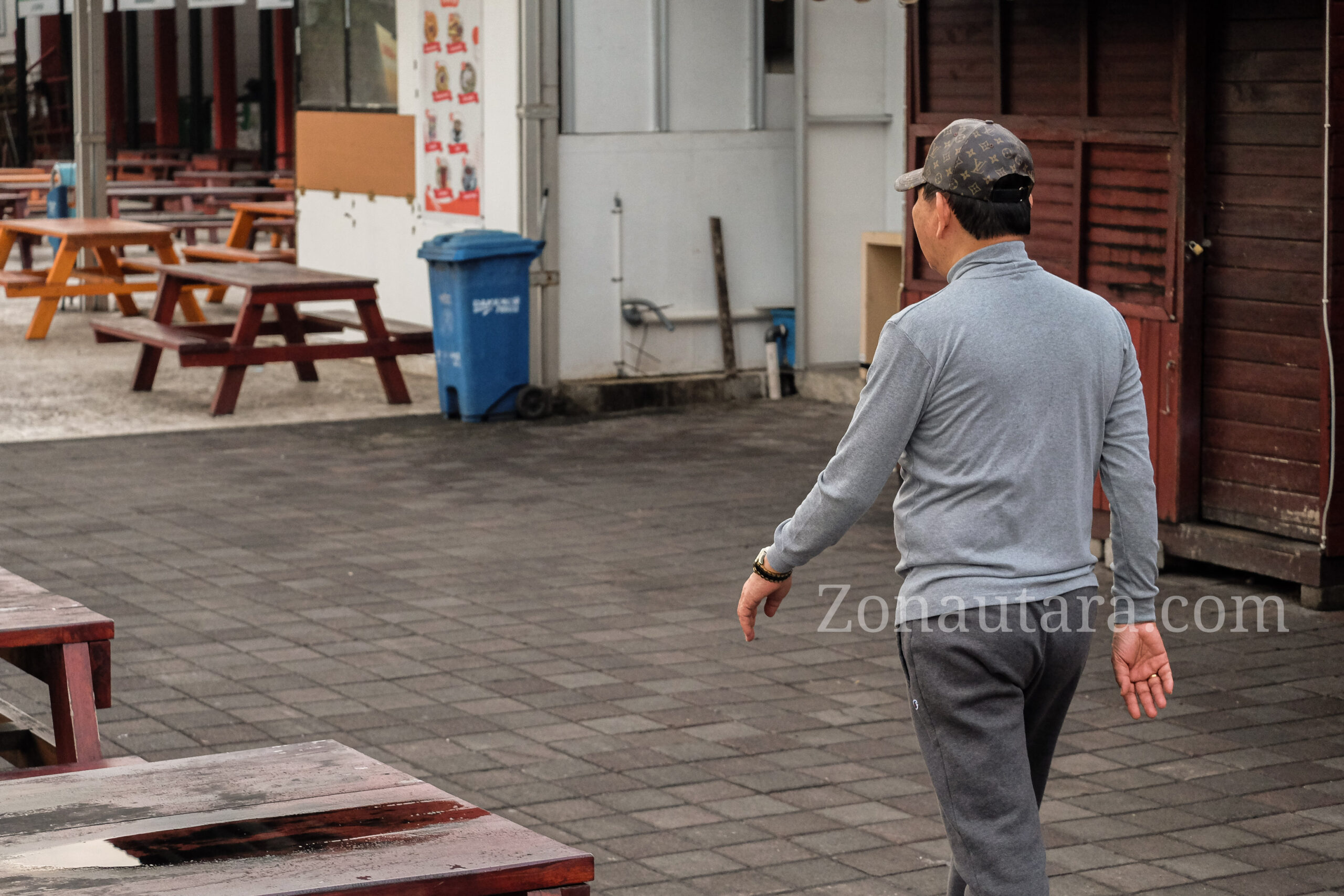 FOTO: Momen Wagub Victor Mailangkay jalan kaki dari rumah dinas ke Kawasan Megamas Manado